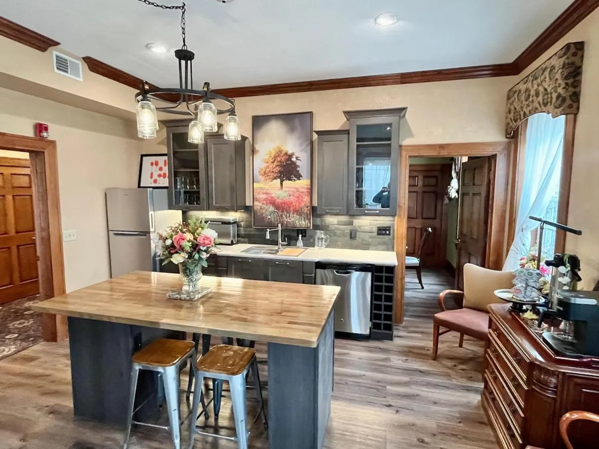 Communal lounge/ TV room in The Port Hotel