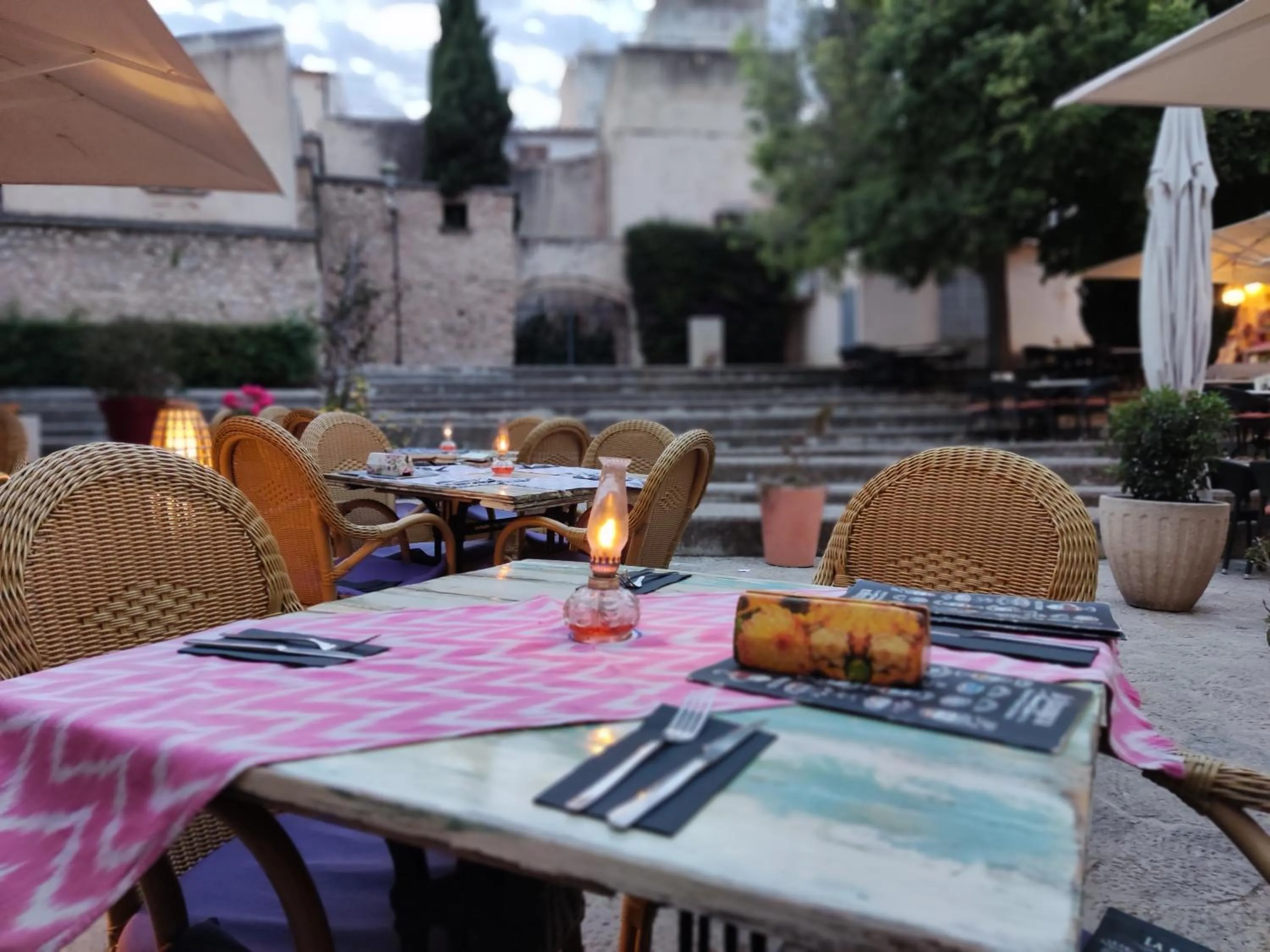 Restaurant/places to eat in Calvario Plaza Hotel