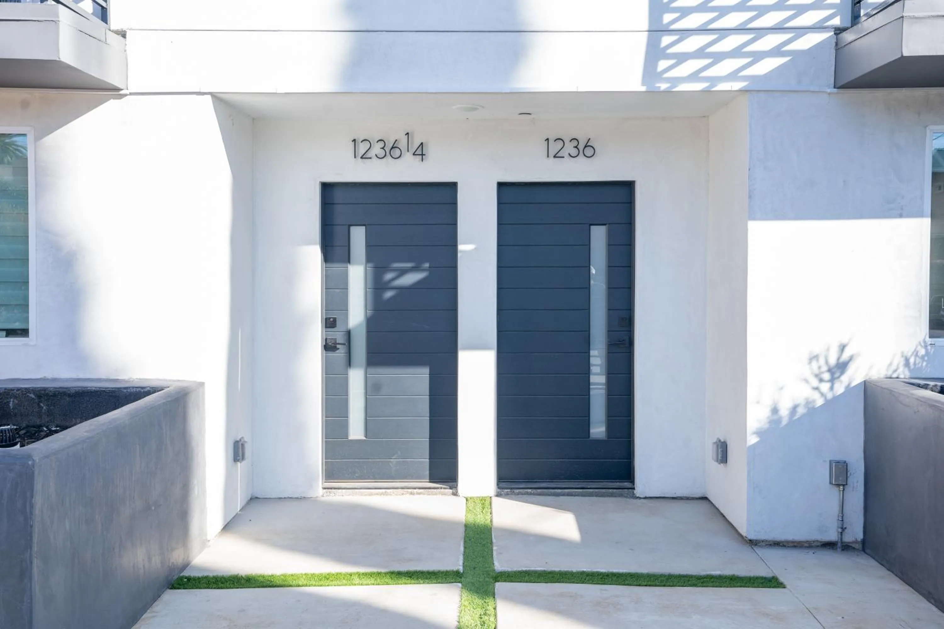 Facade/entrance in Normandie Hostel