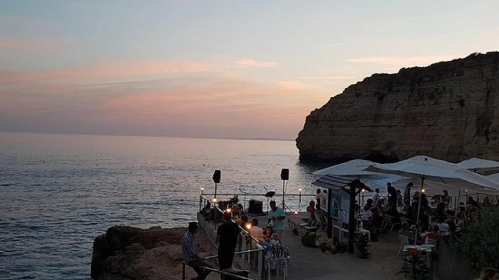 Restaurant/places to eat in Algarpraia