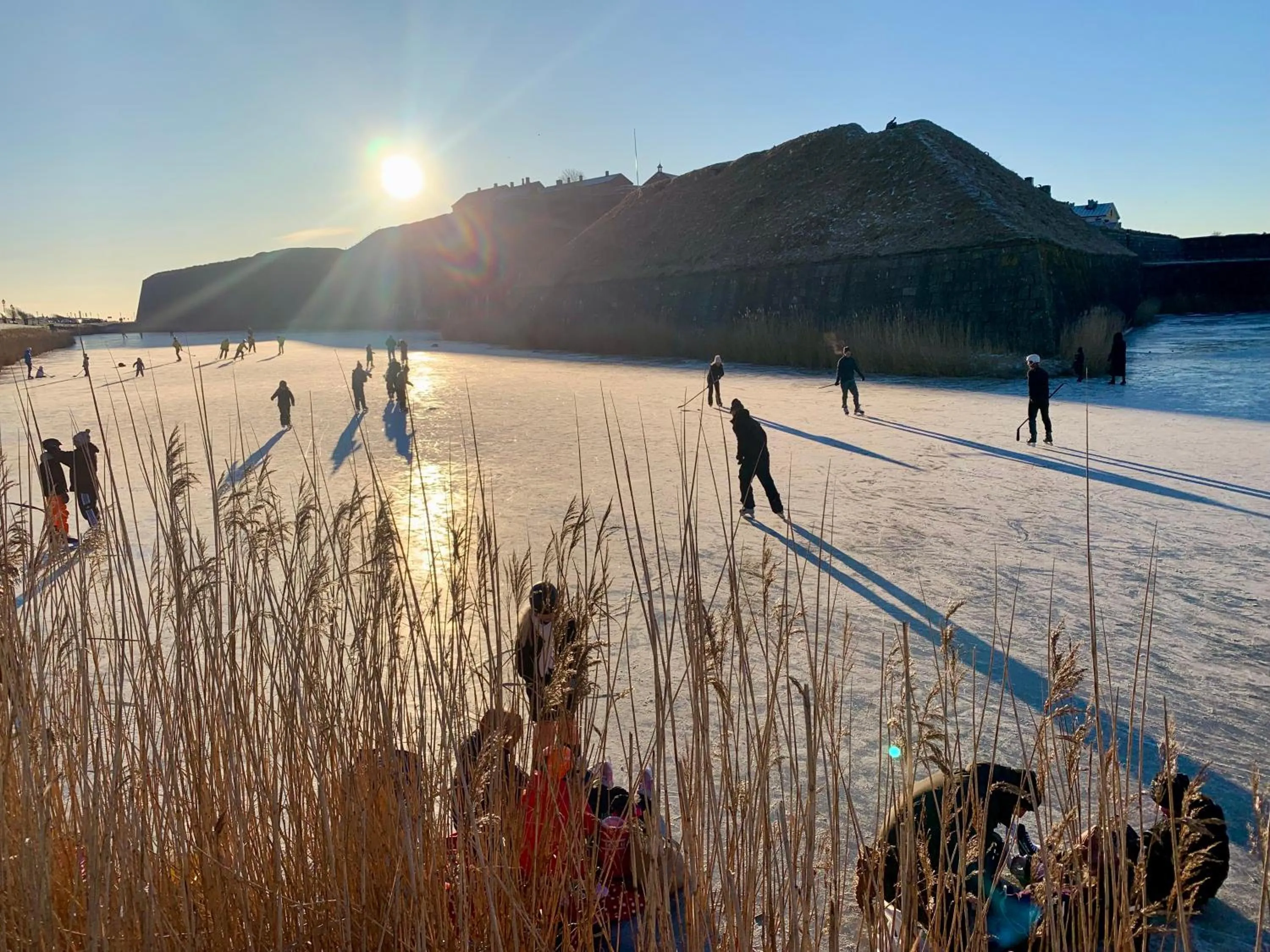 People in Fästningens