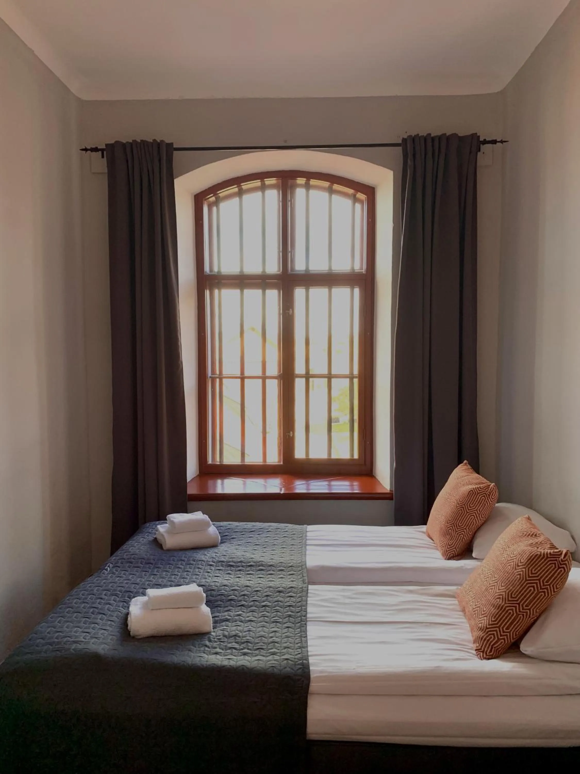 Property building, Bed in Fästningens