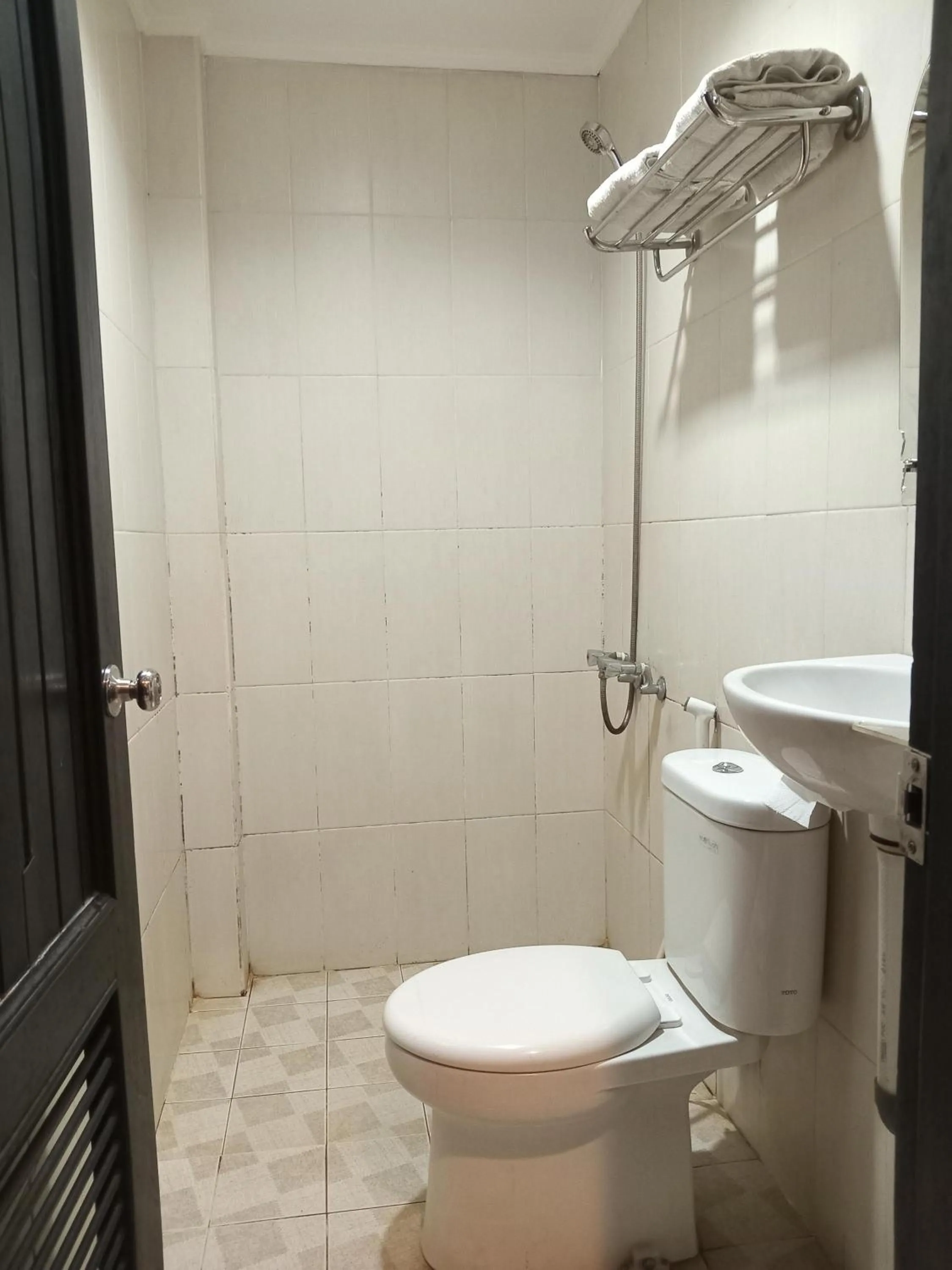 Shower in Violand Garden Hotel Samarinda