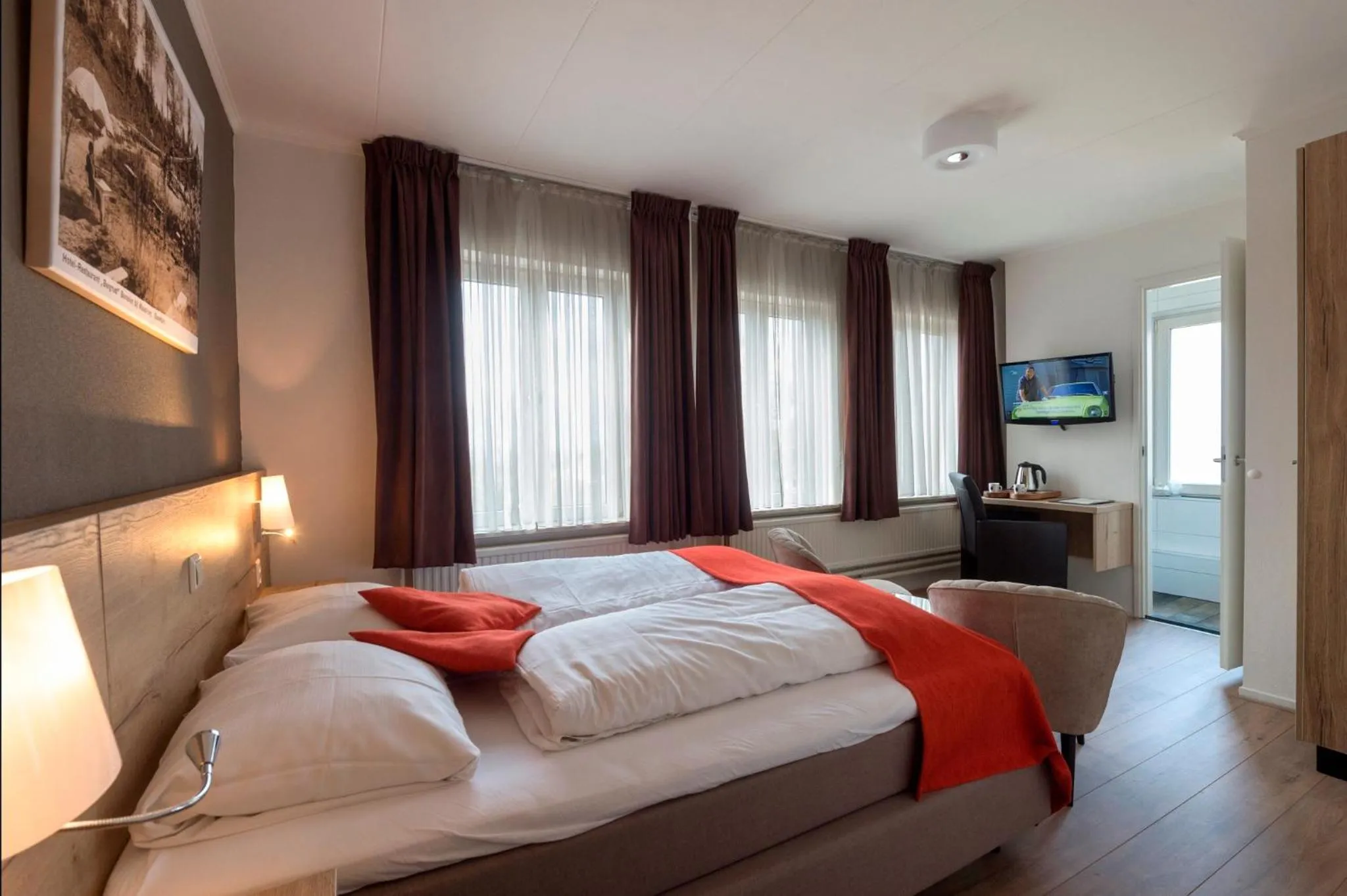 Bathroom, Bed in Hotel Bergrust