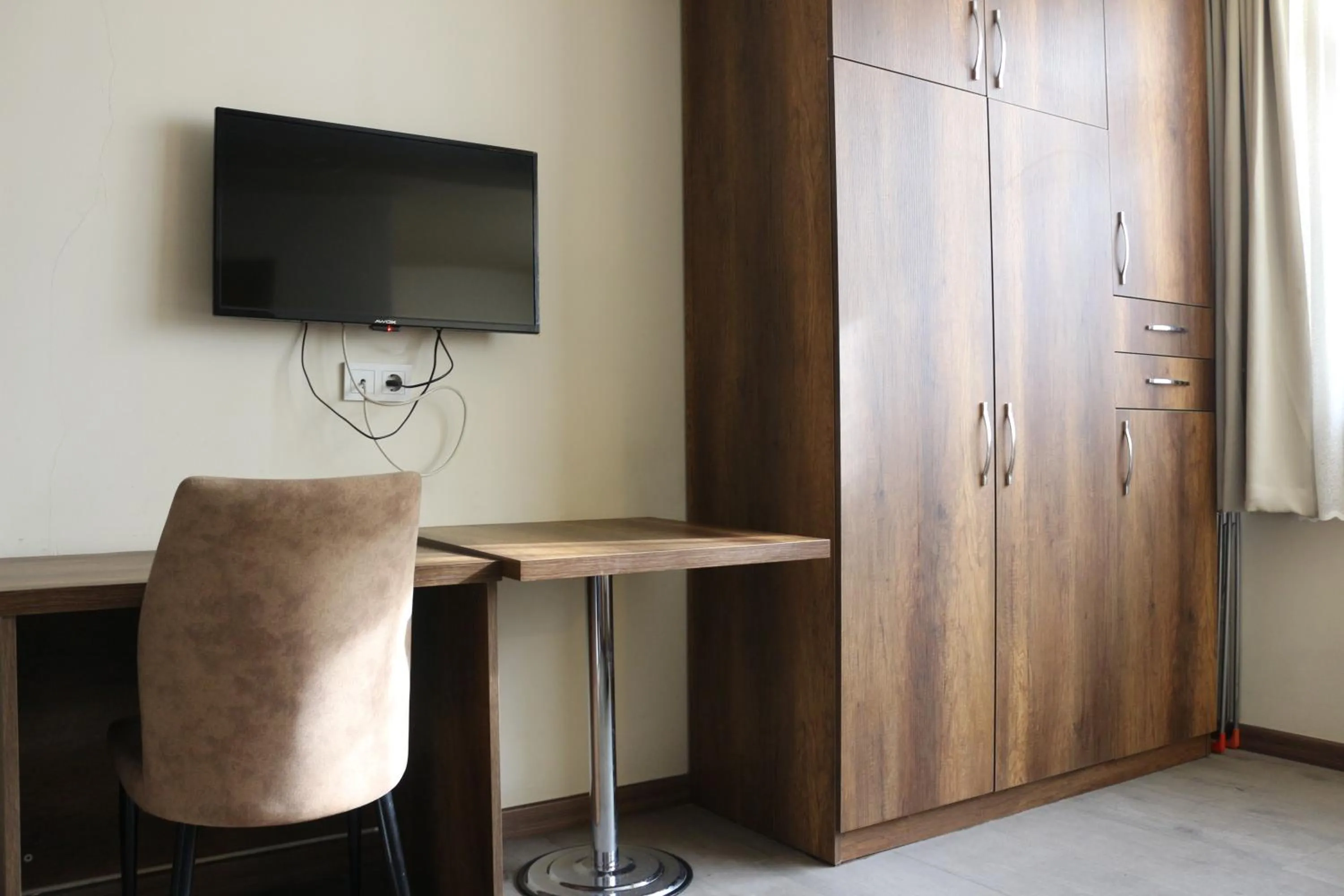 TV and multimedia in Center Room Otel