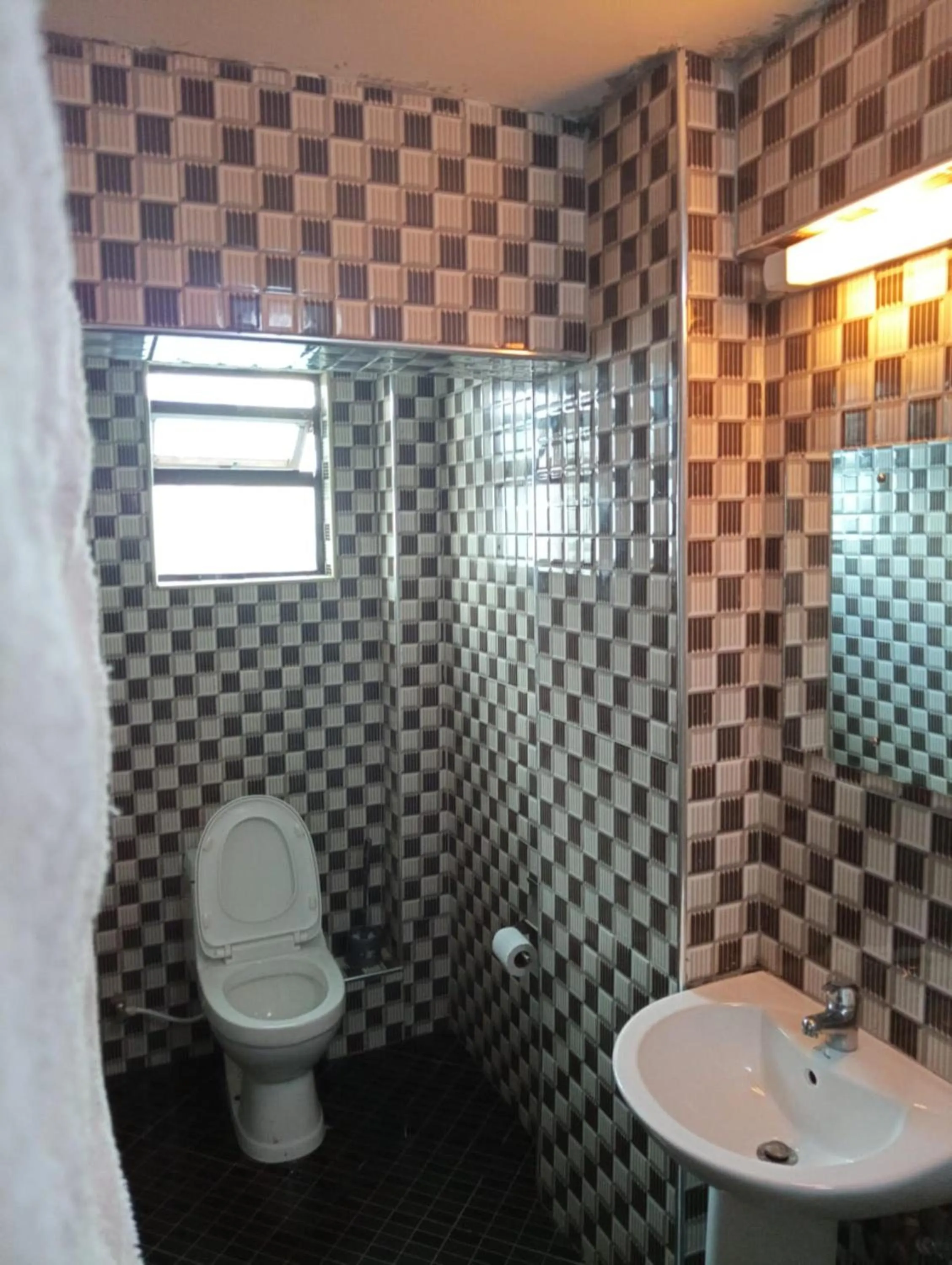 Toilet in Paleo Hotel and Spa, Thika