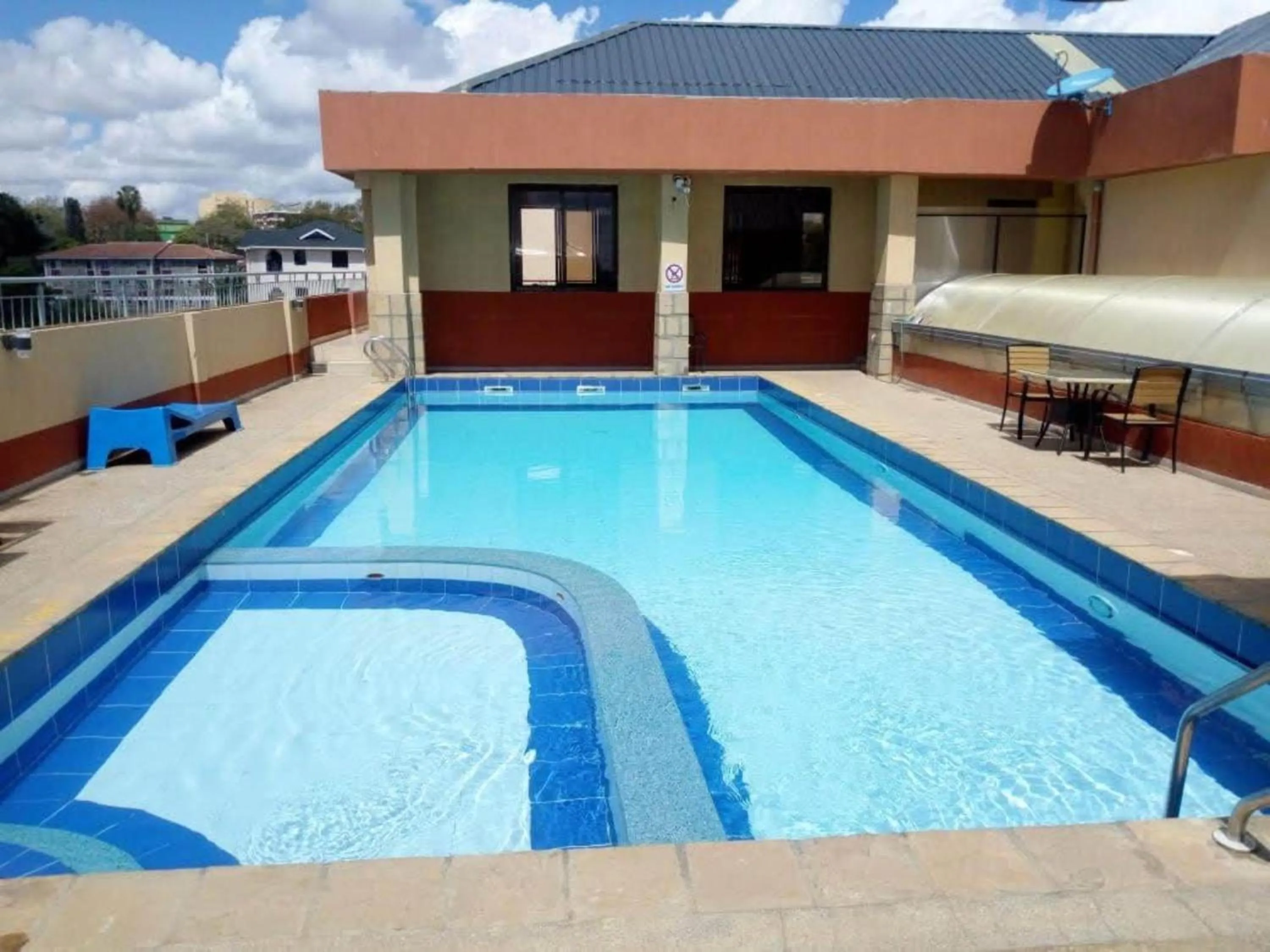 Swimming pool in Paleo Hotel and Spa, Thika