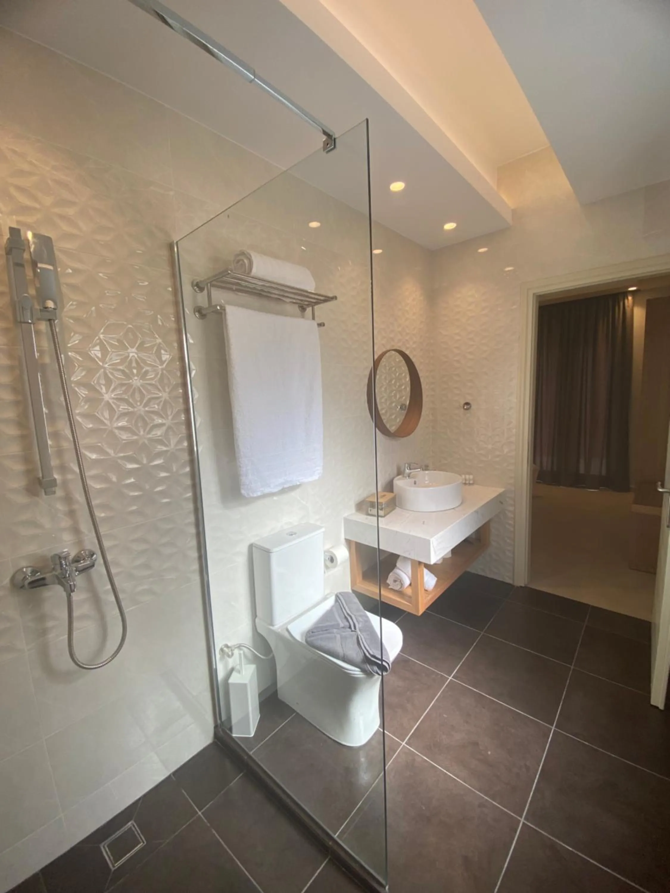 Elena Village Hotel & Suites