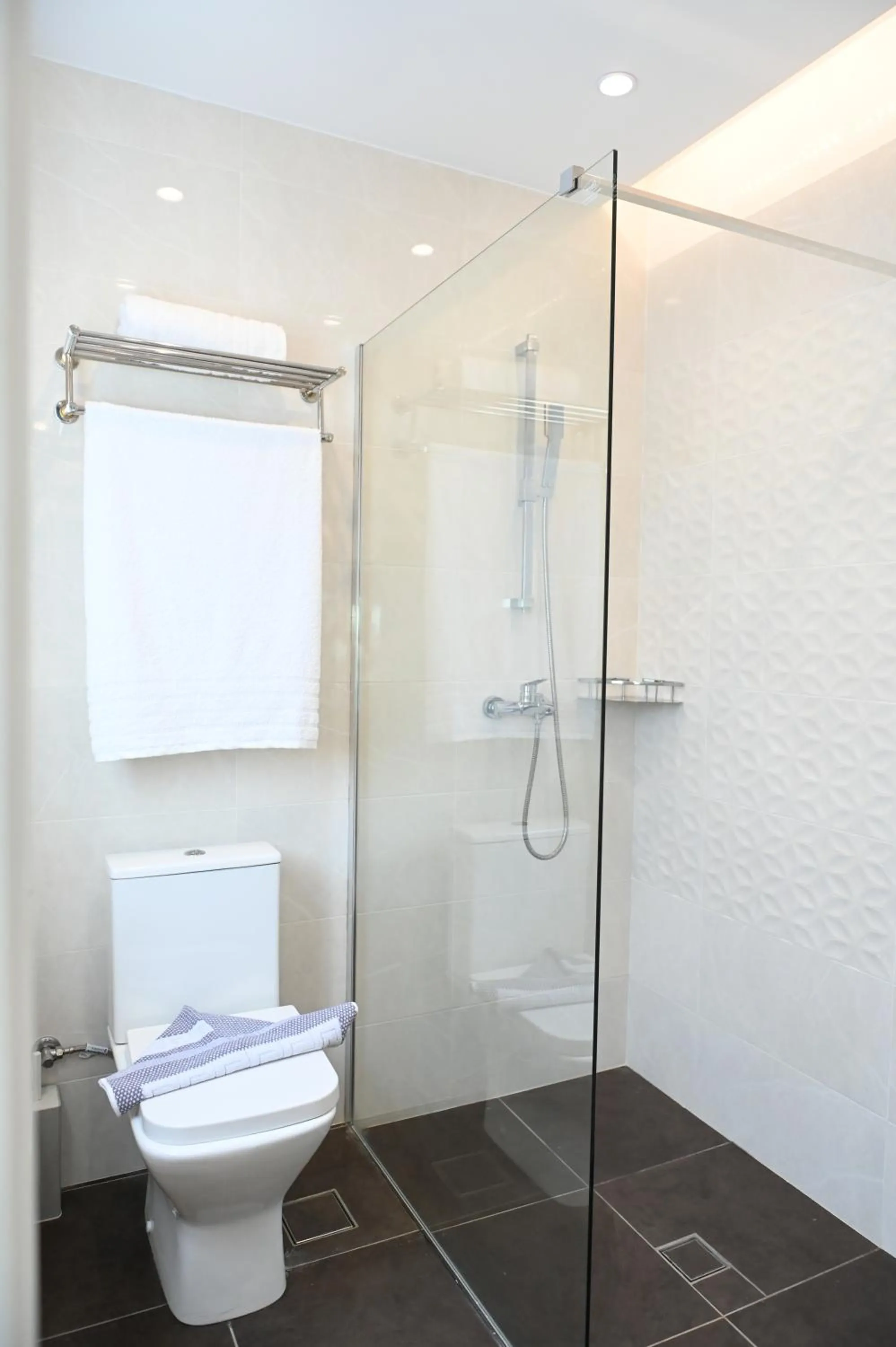 Elena Village Hotel & Suites