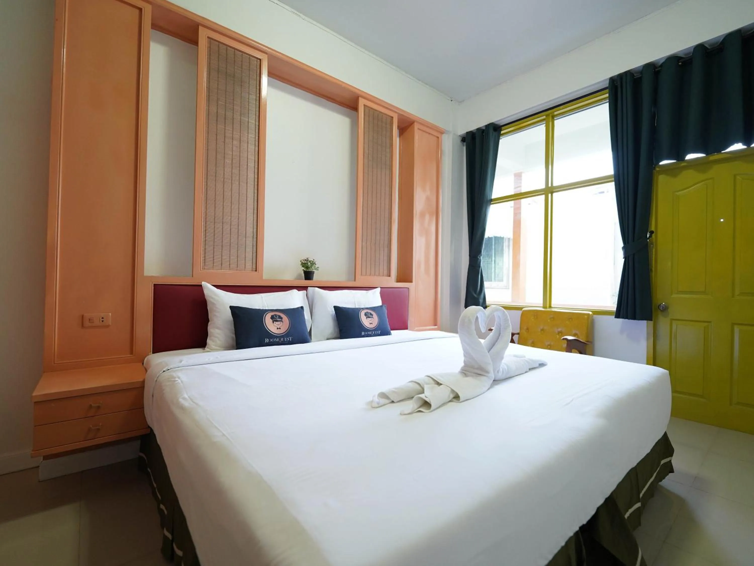 Bed in RoomQuest Hotel Pratunam