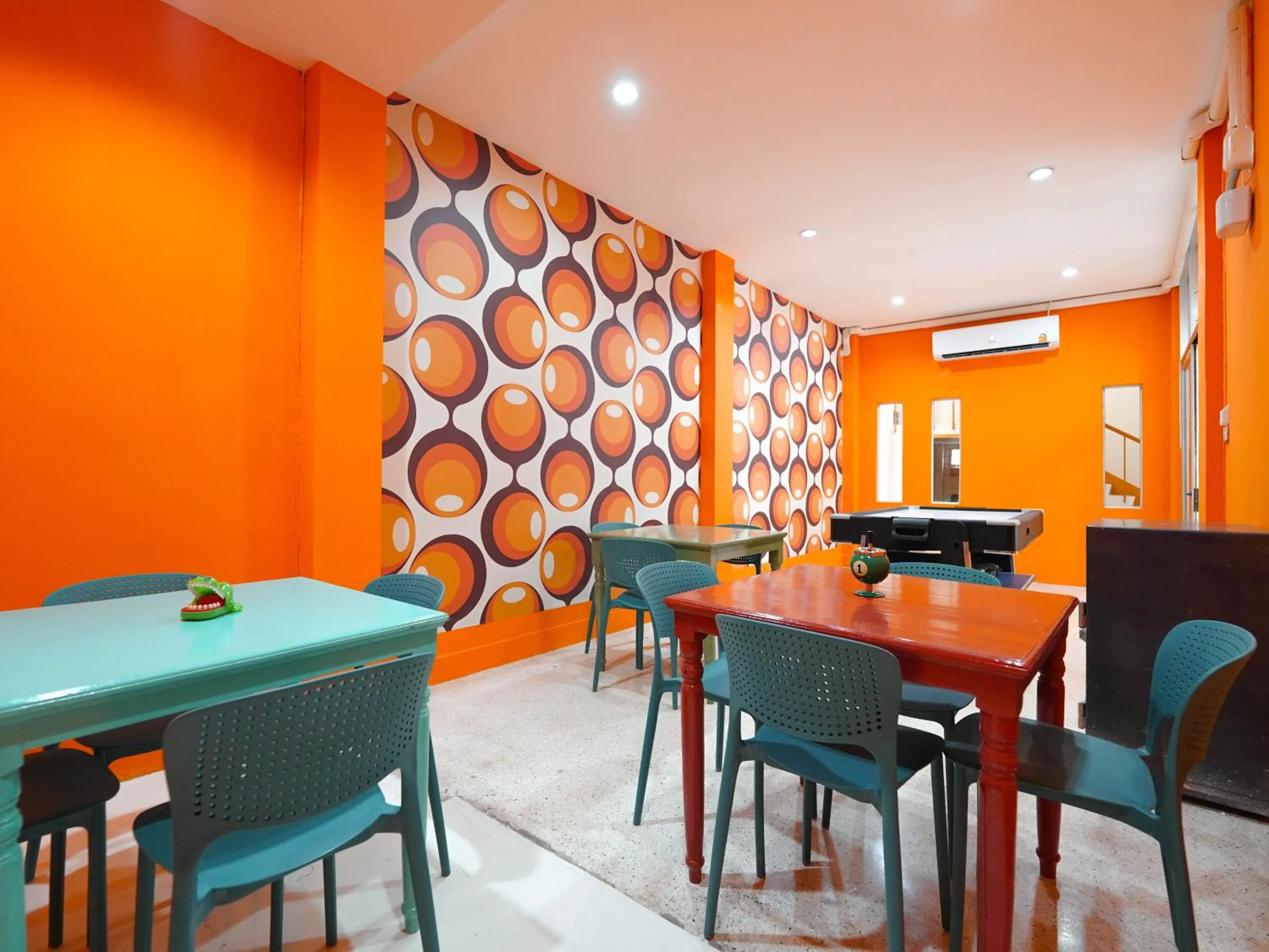 Seating area in RoomQuest Hotel Pratunam