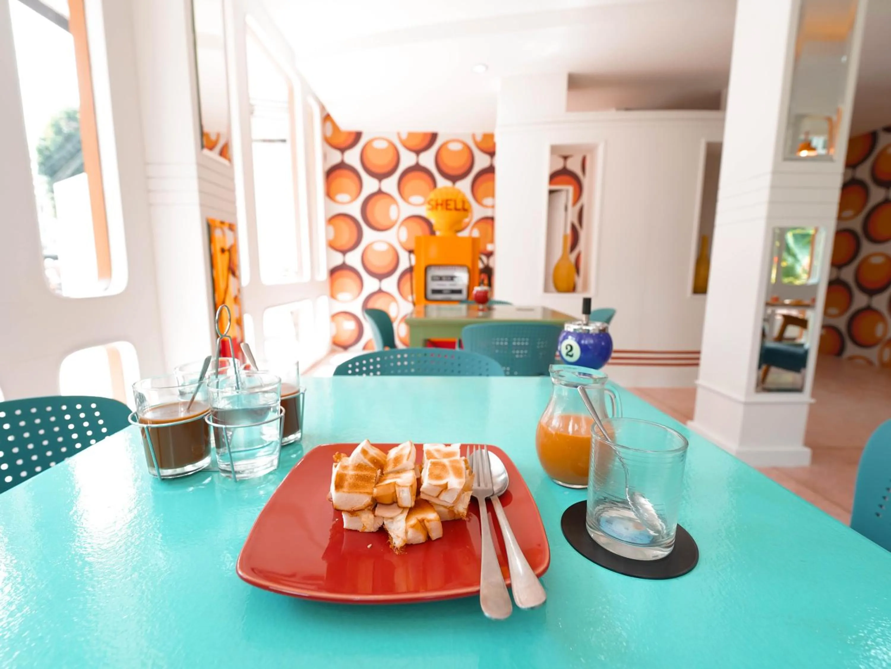 Food and drinks in RoomQuest Hotel Pratunam