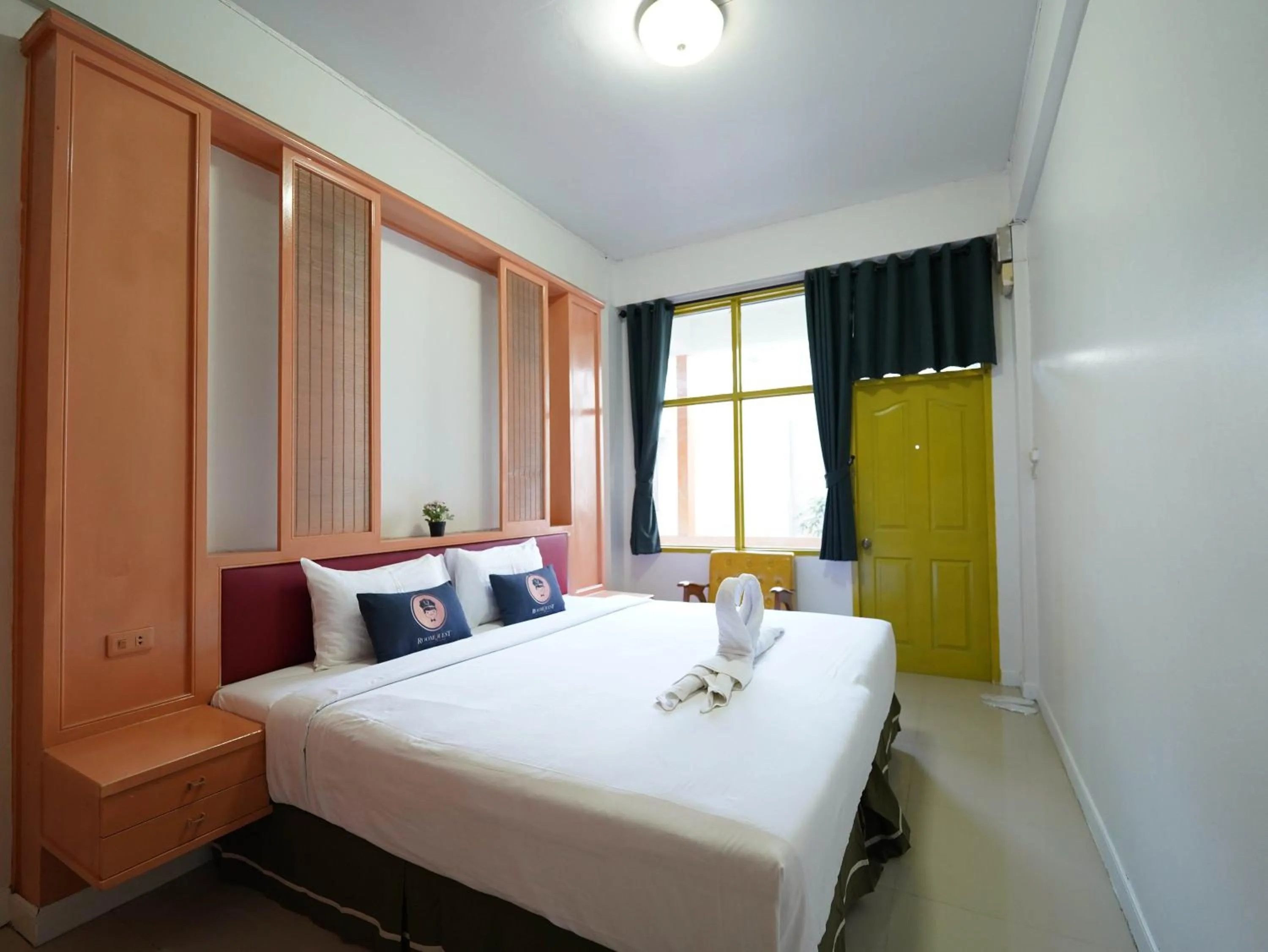 Bed in RoomQuest Hotel Pratunam