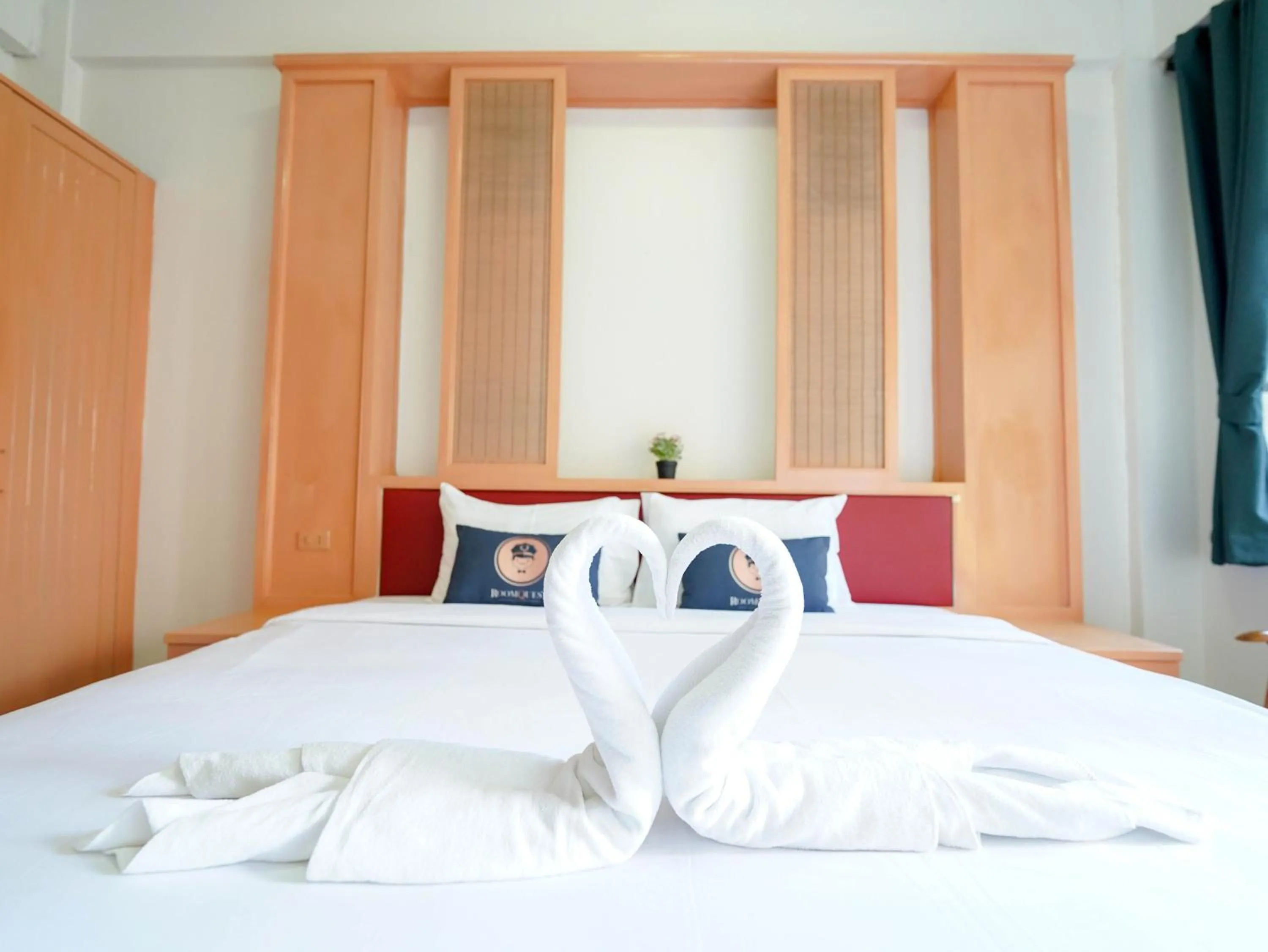 Bed in RoomQuest Hotel Pratunam