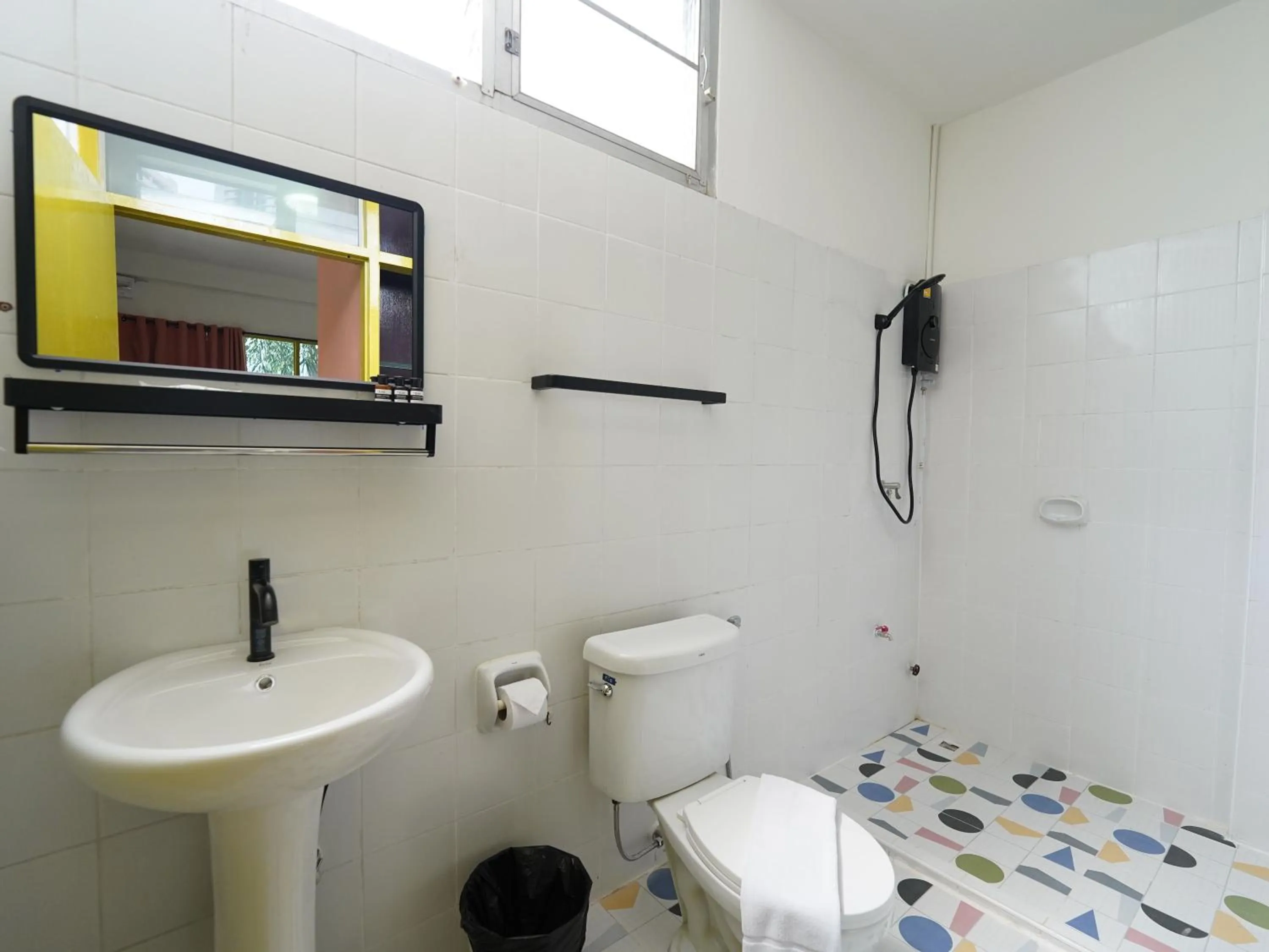 Shower in RoomQuest Hotel Pratunam