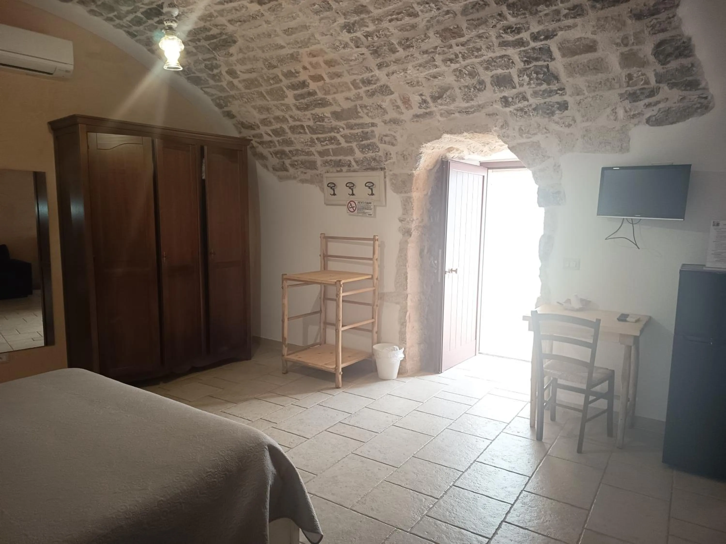 fireplace, Bed in B&B Il Mulino del Monastero