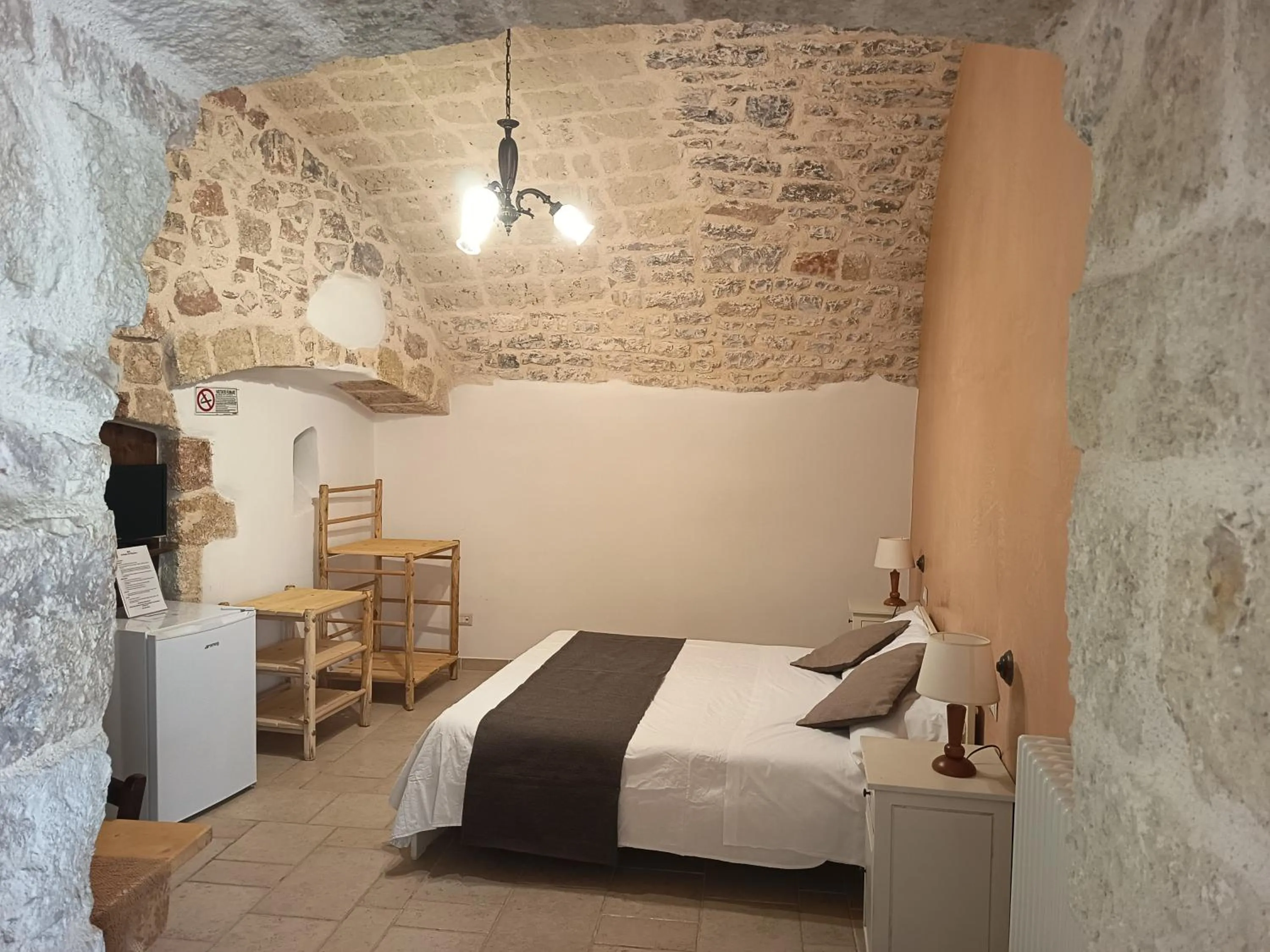 fireplace, Bed in B&B Il Mulino del Monastero