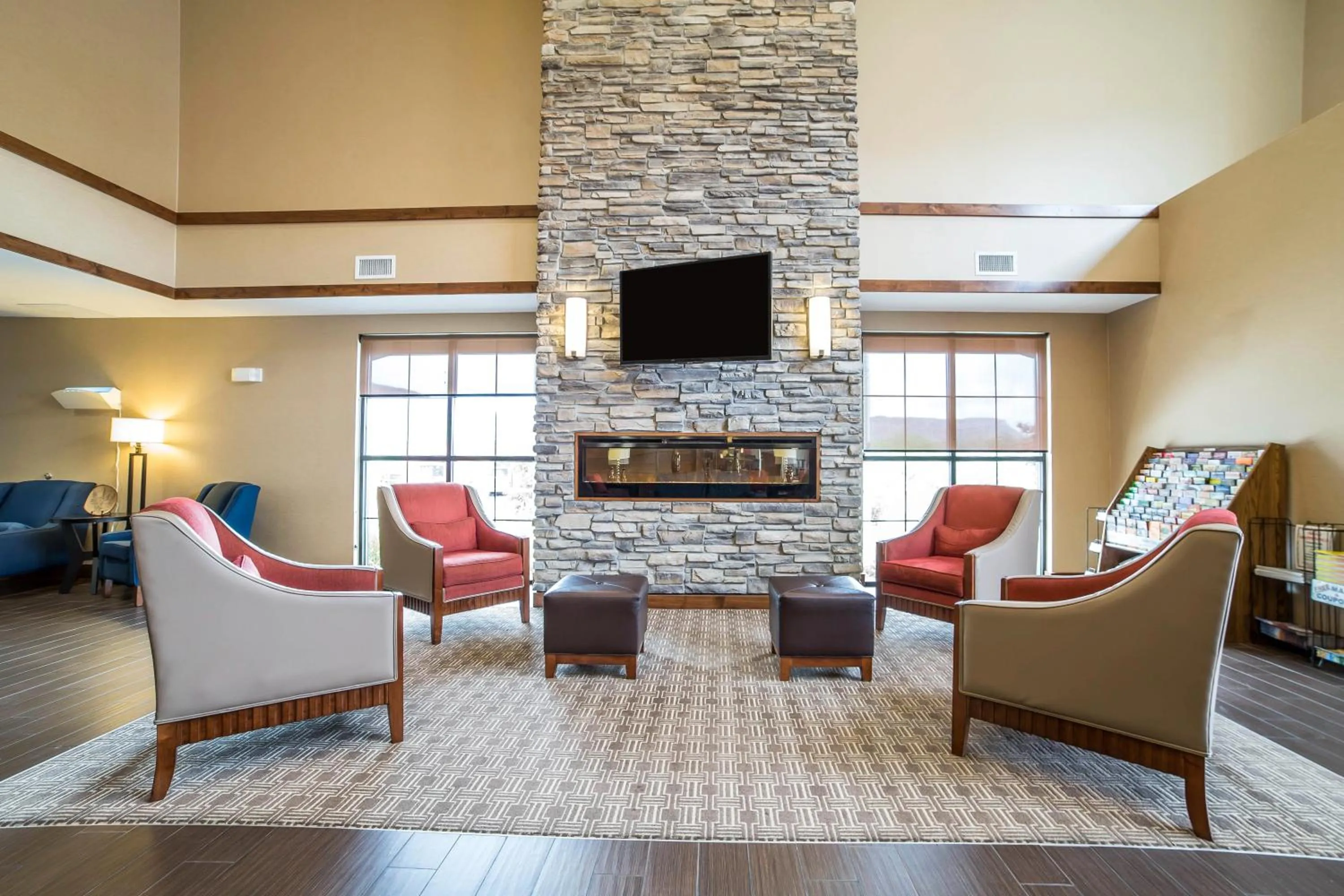Communal lounge/ TV room in Comfort Suites Moab near Arches National Park