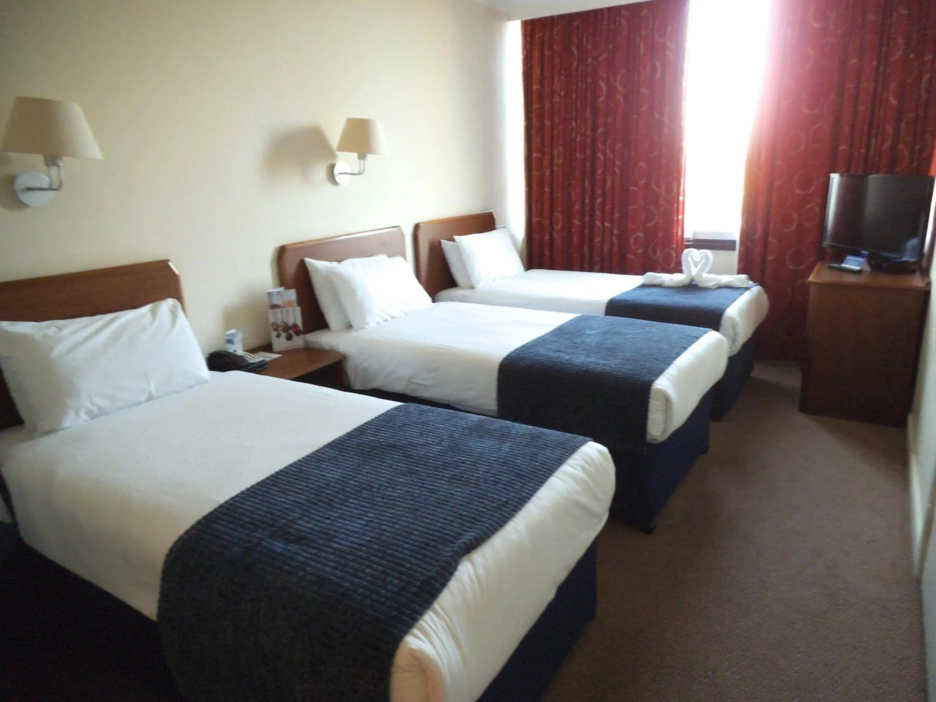 Photo of the whole room in Airport Inn Gatwick