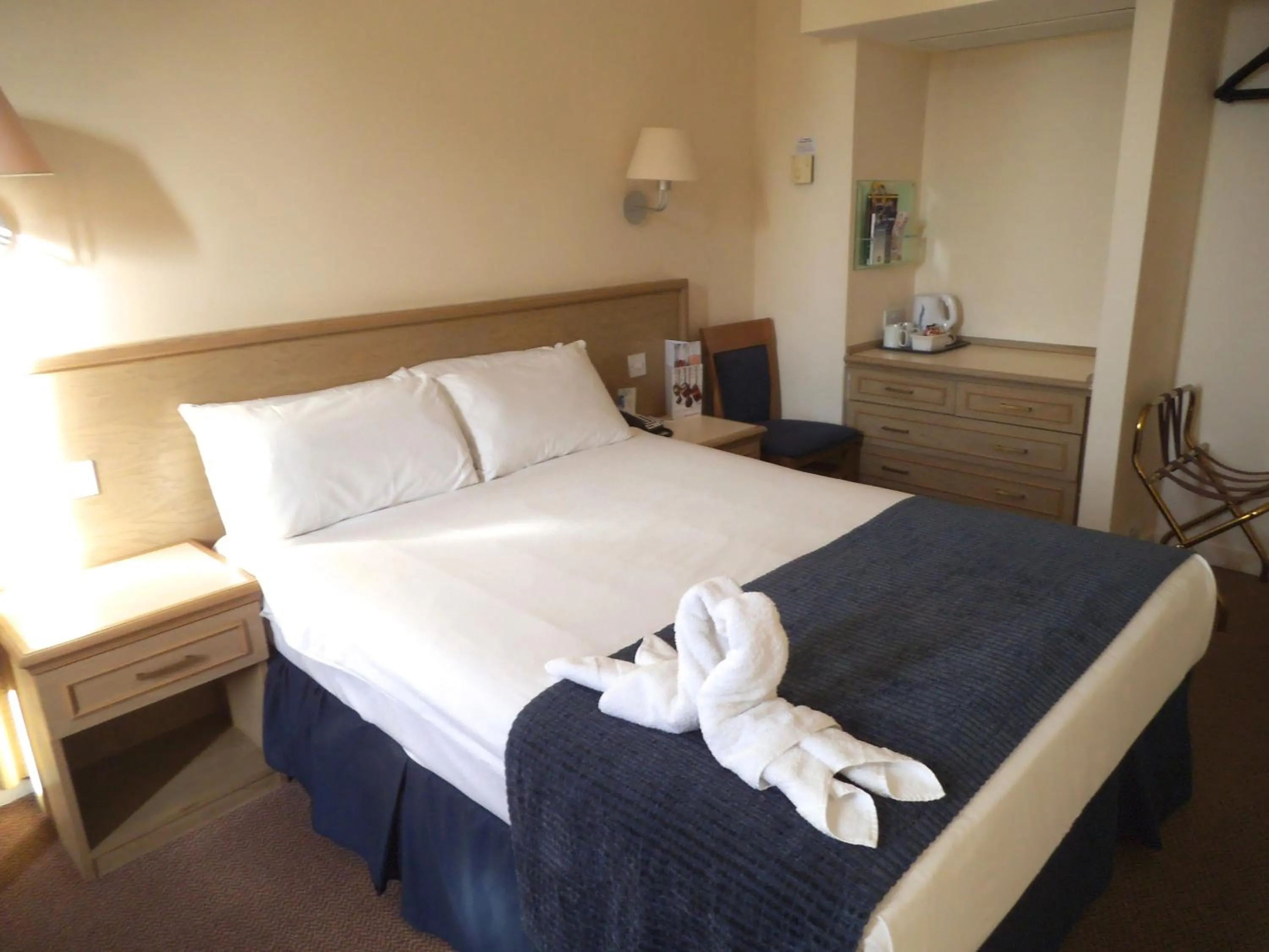 Bed in Airport Inn Gatwick