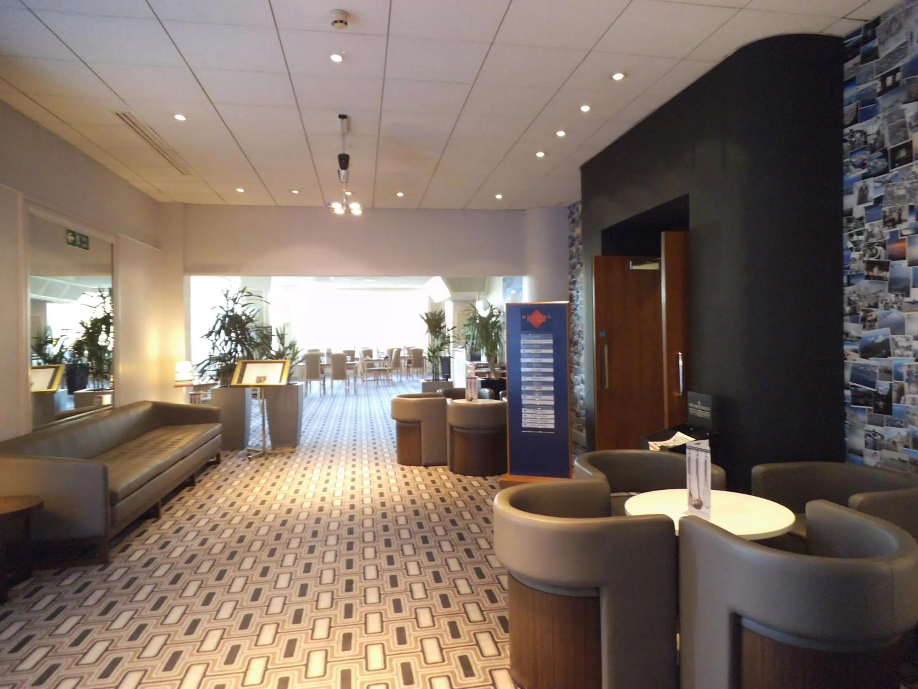 Lounge or bar in Airport Inn Gatwick