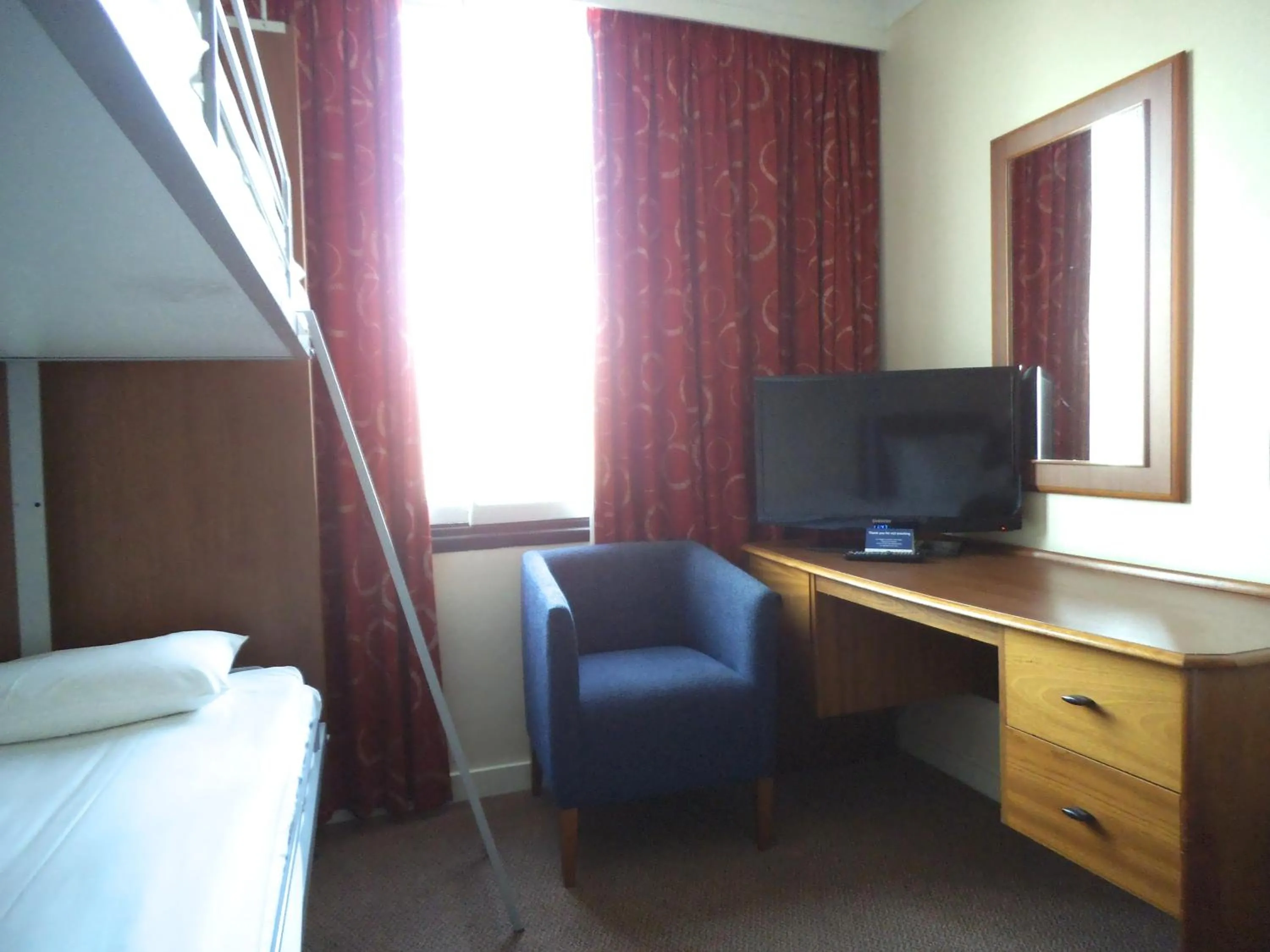 TV and multimedia in Airport Inn Gatwick