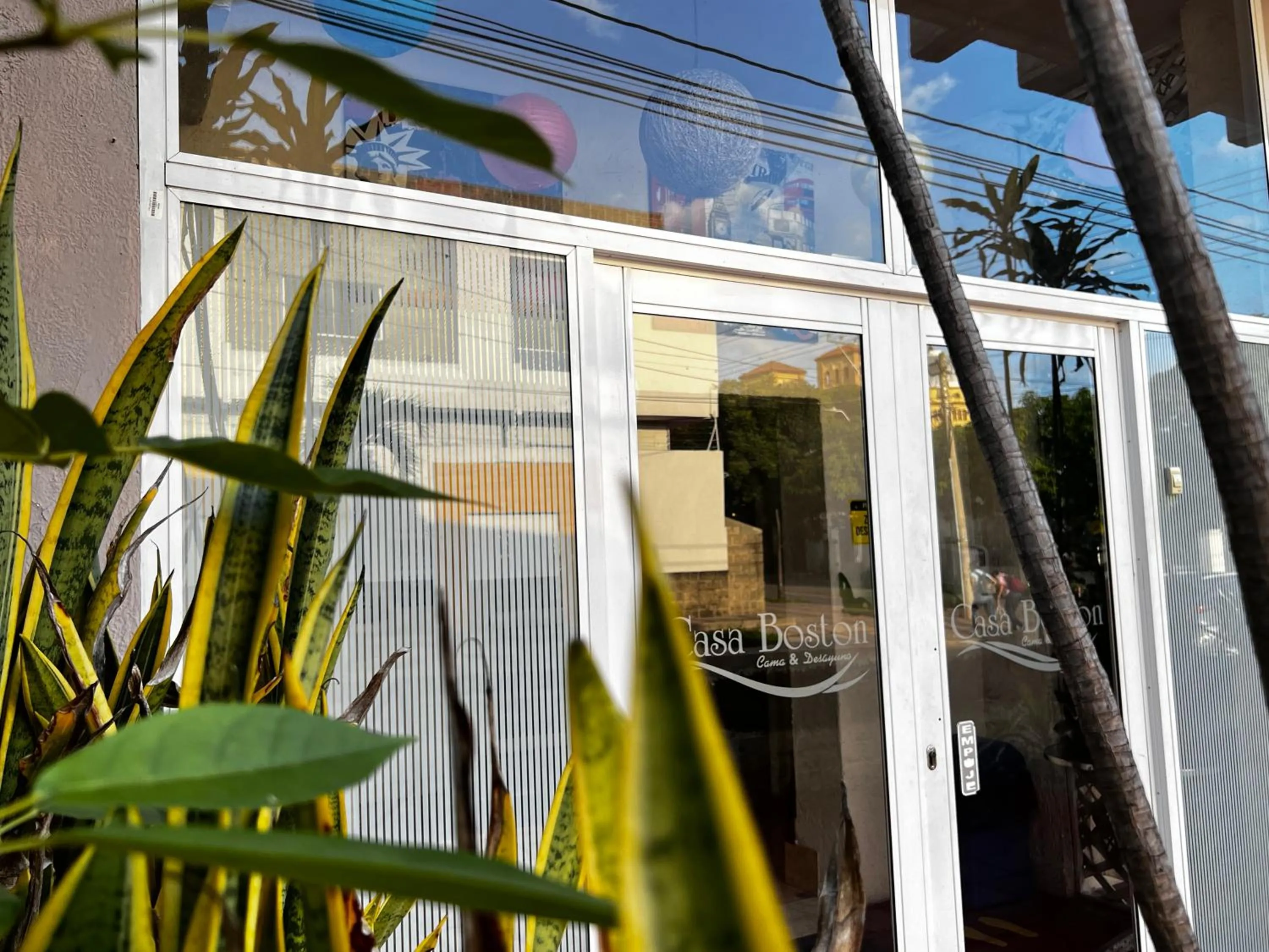 Facade/entrance in Hotel Casa Boston Inn by Finerh