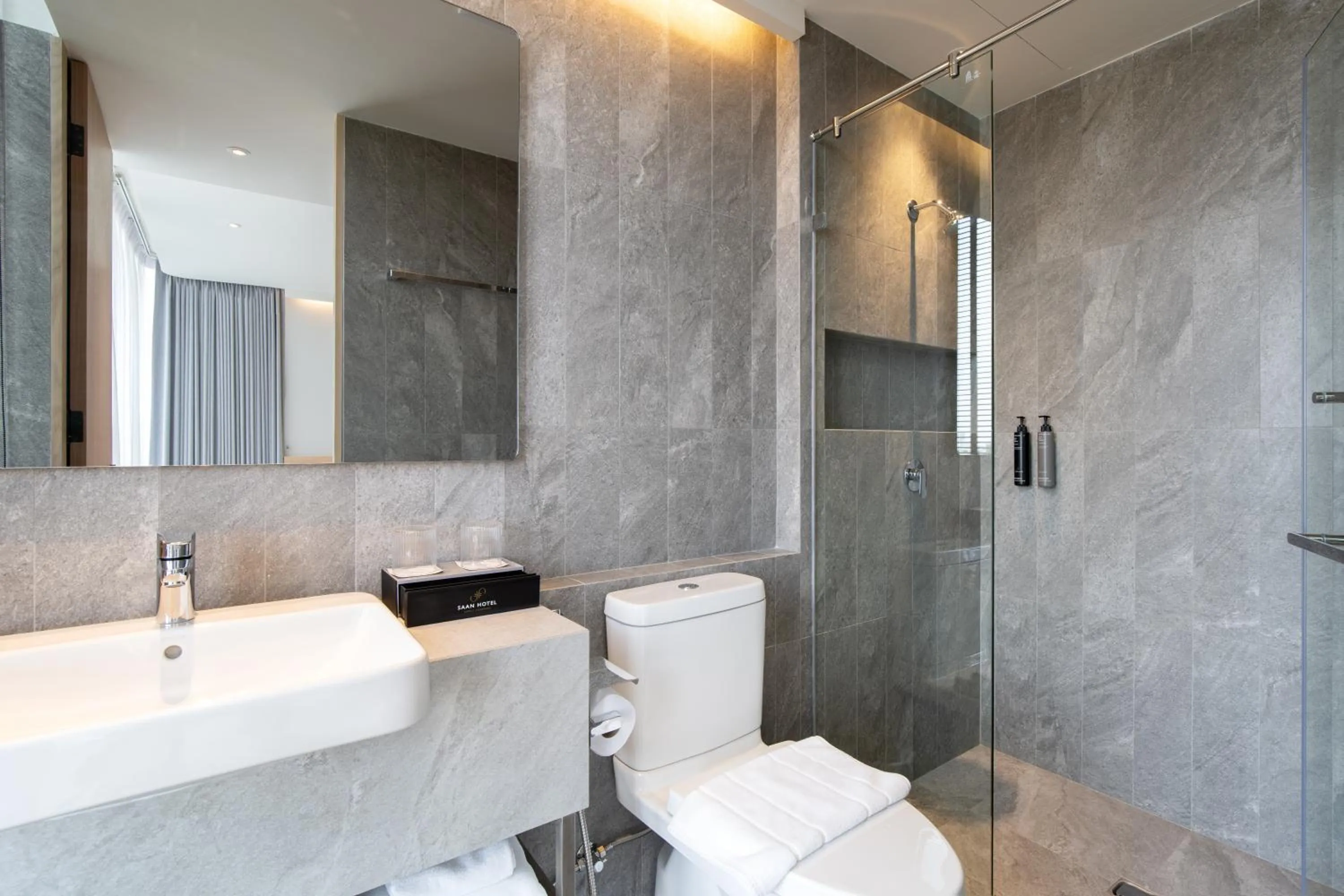 Toilet in Saan Hotel Sathorn