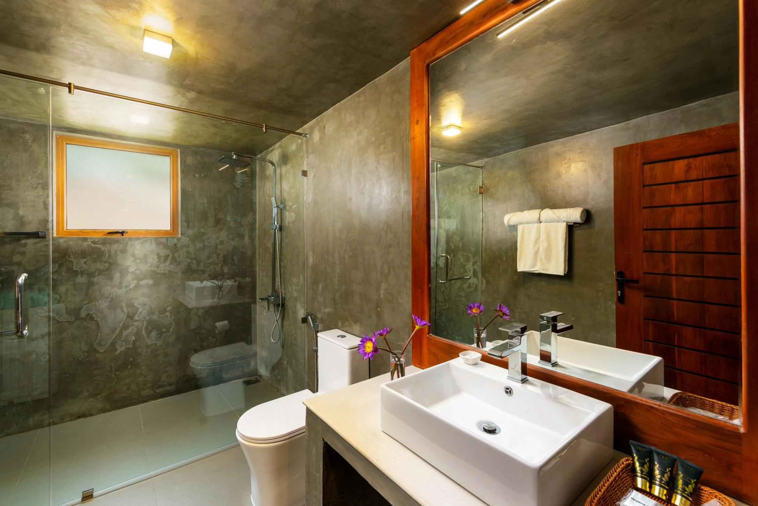 Shower in Villa Rumassala Luxury Chalets Unawatuna