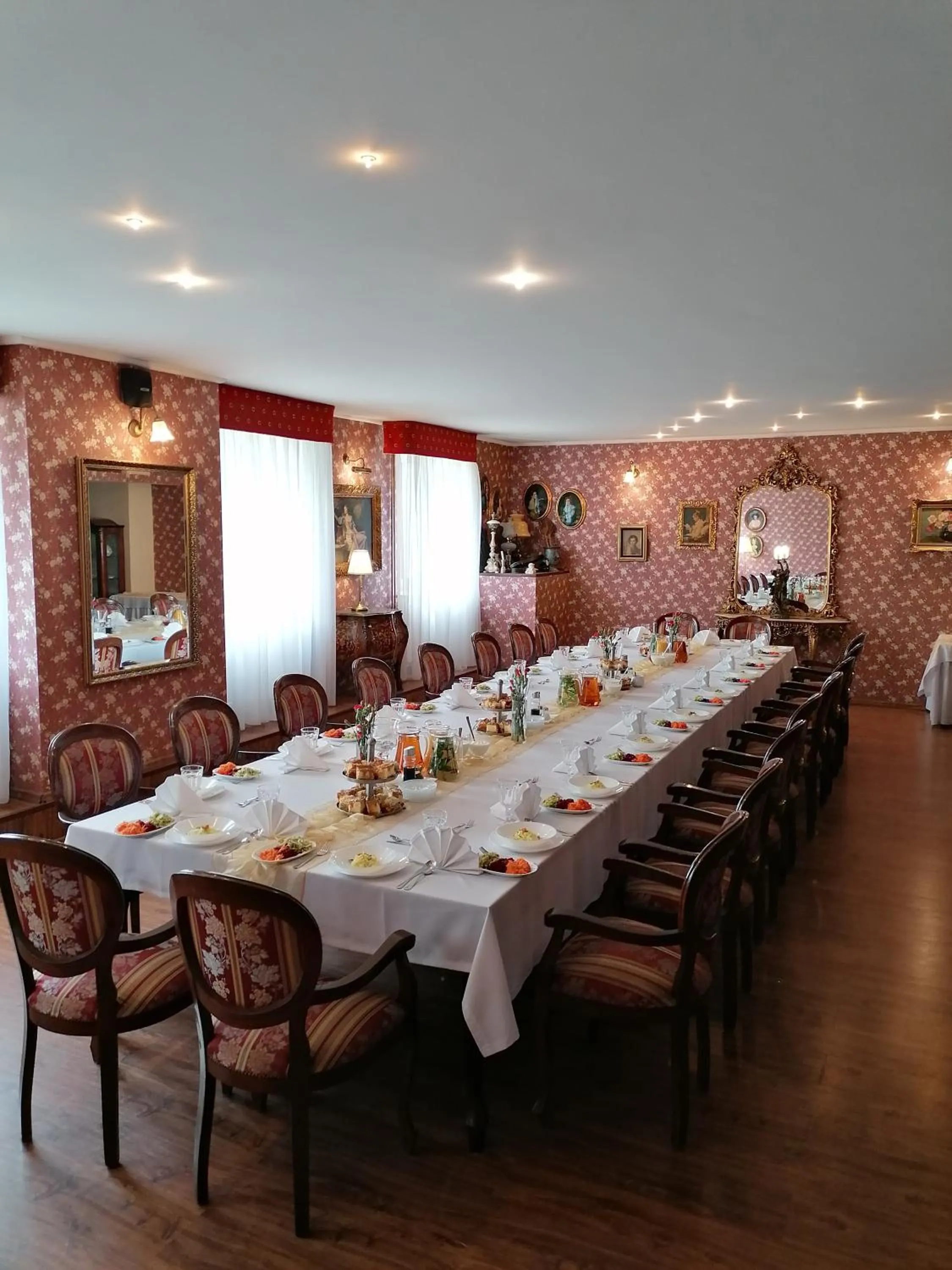 Restaurant/places to eat in Hotel i Restauracja Chopin