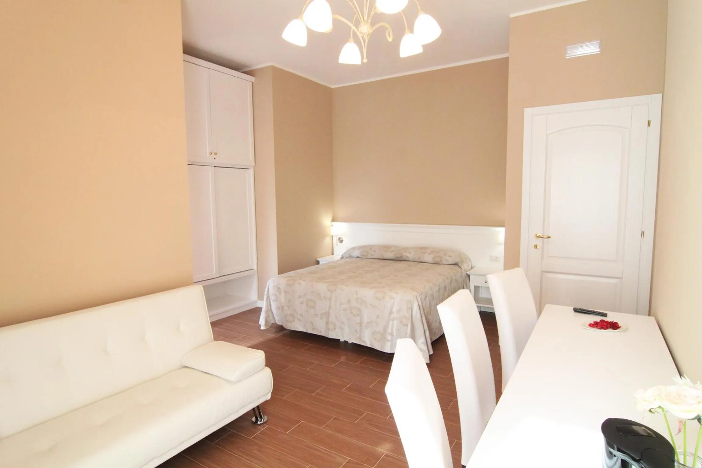 Photo of the whole room in B&B Hortis Tropea