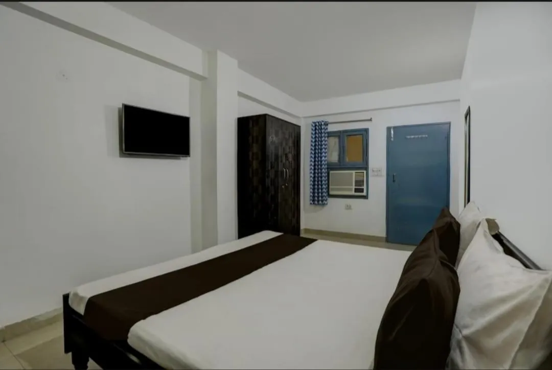 Photo of the whole room, Bed in Roswell Nest