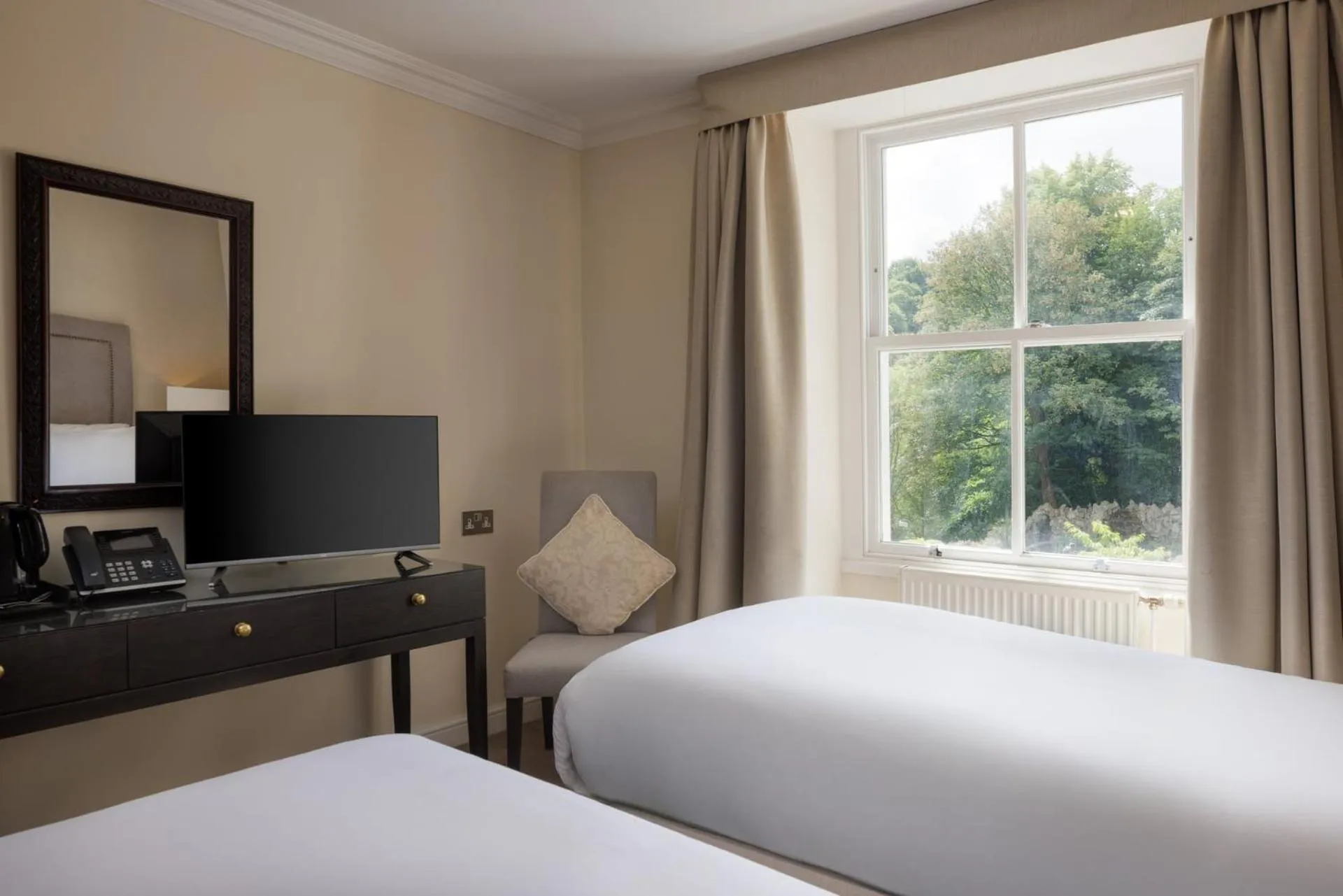 TV and multimedia, Bed in New Bath Hotel & Spa