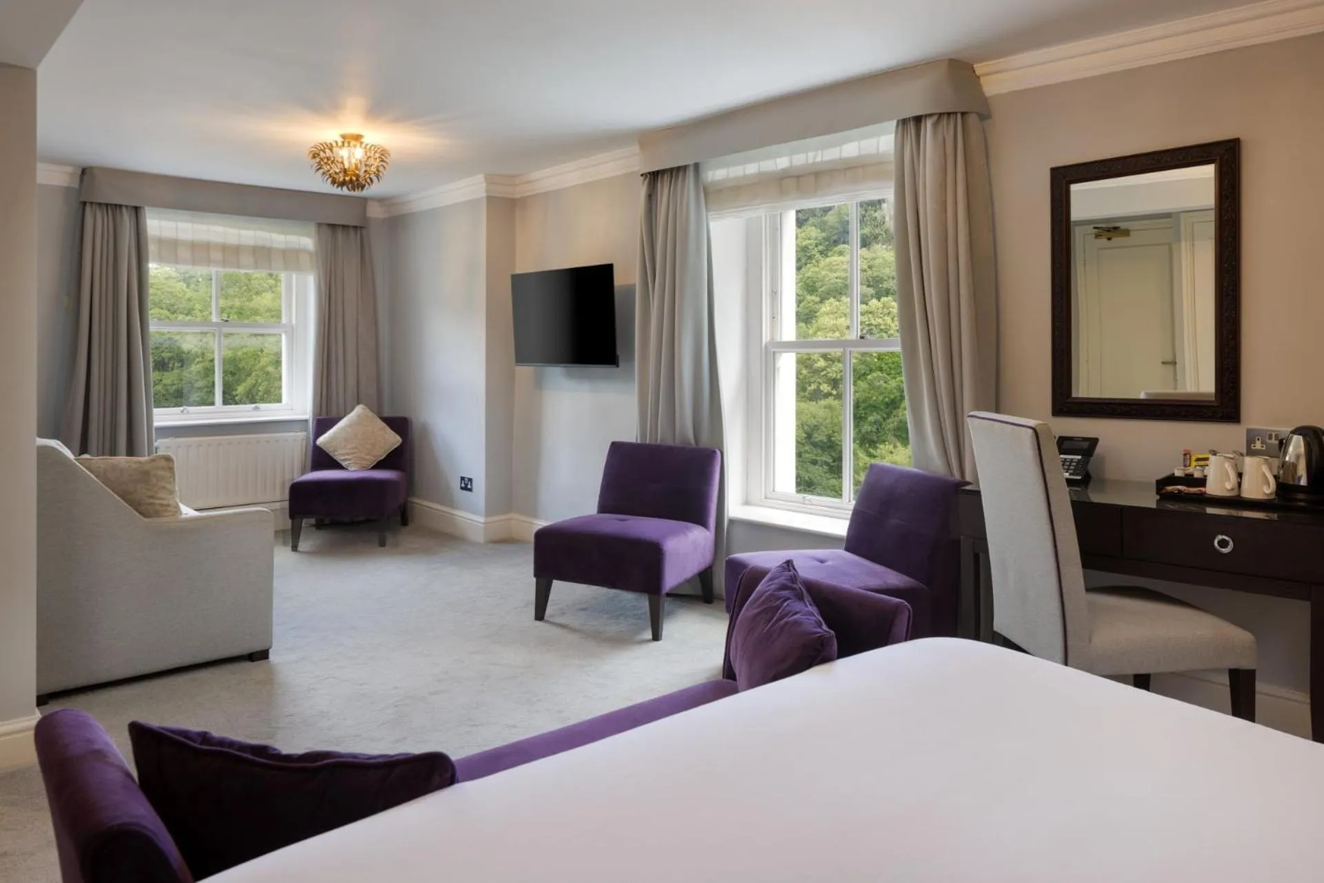Living room, Bed in New Bath Hotel & Spa