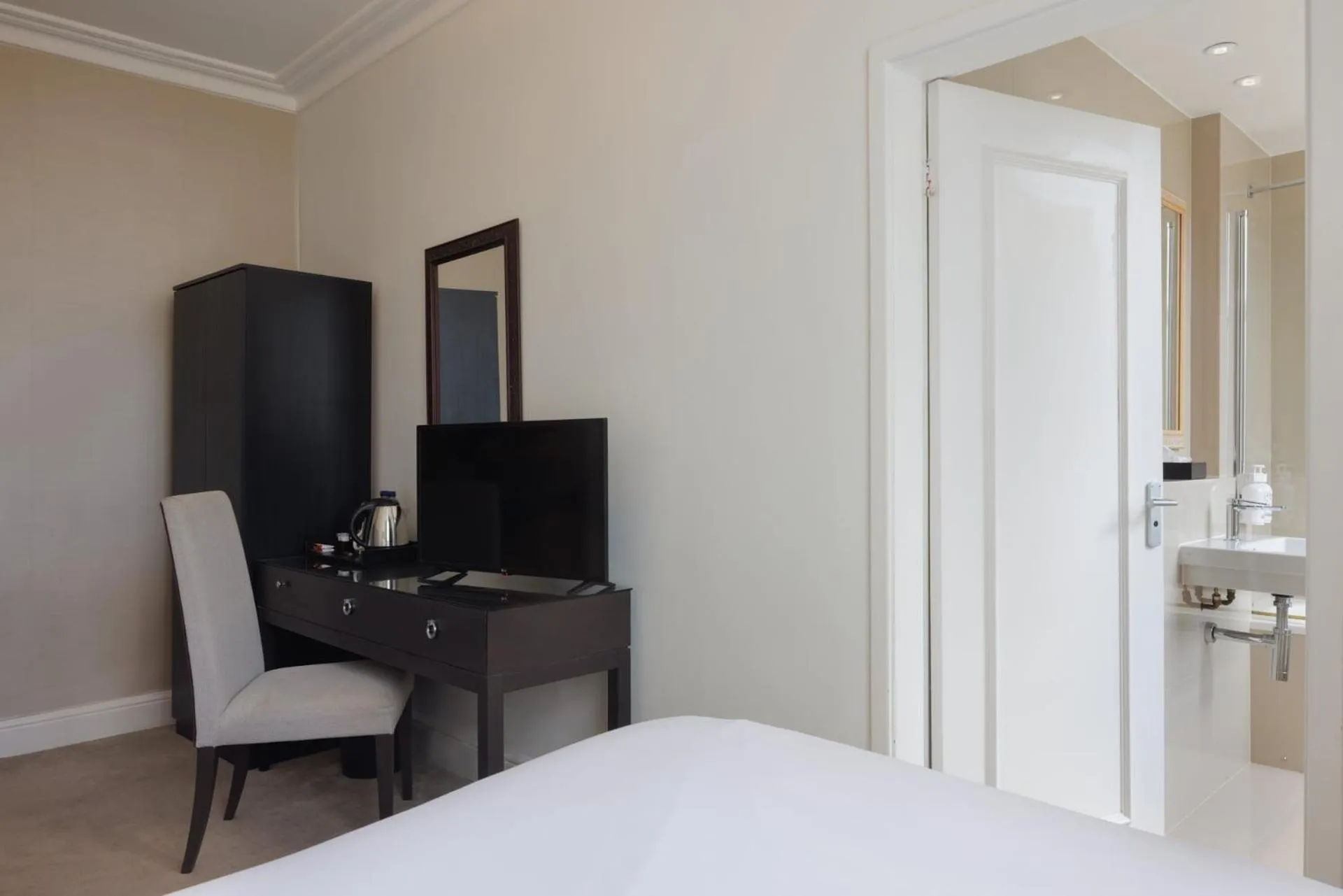 TV and multimedia, Bed in New Bath Hotel & Spa