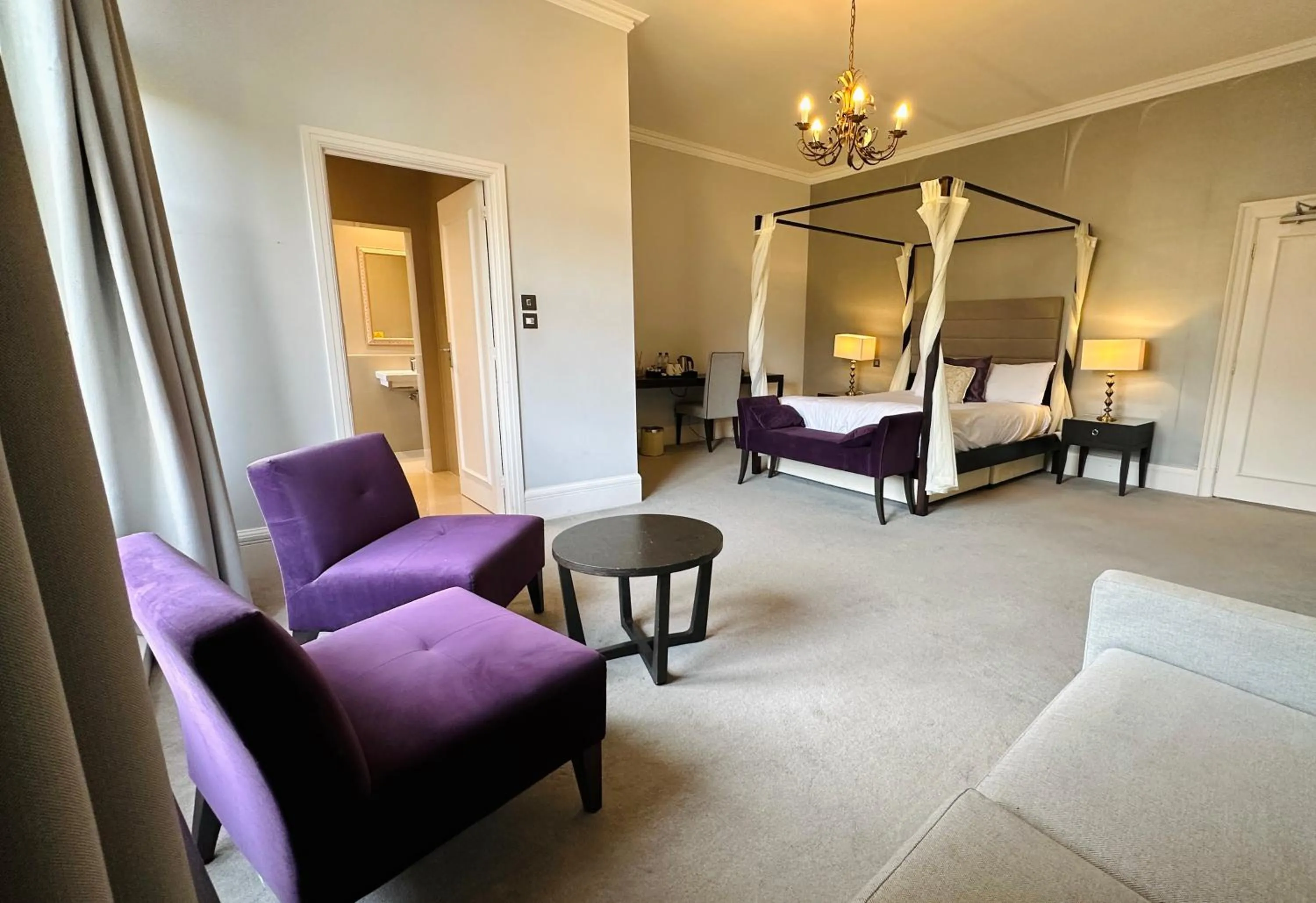 Living room, Bed in New Bath Hotel & Spa