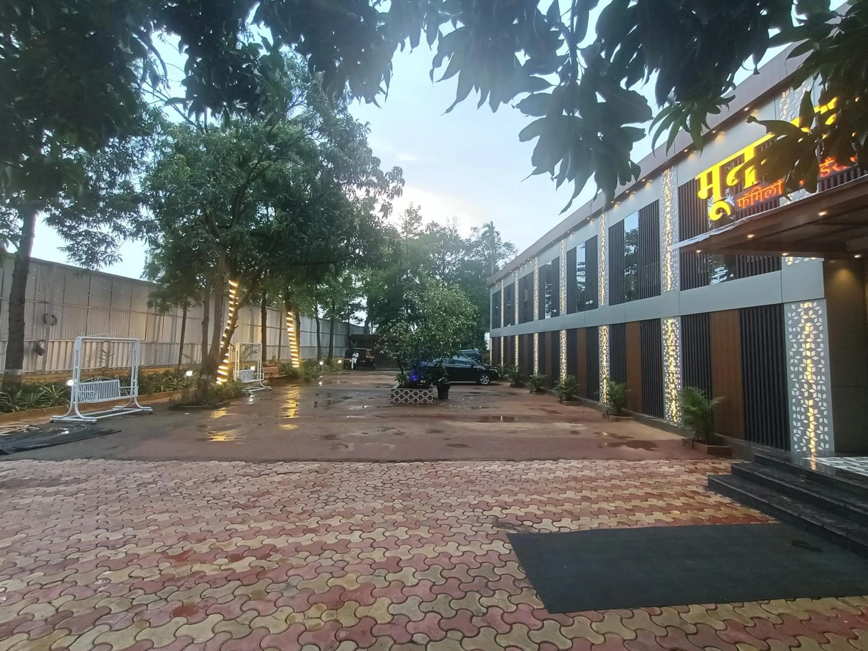 Property building in HOTEL MOON LITE RESIDENCY - Marve Road Malad West