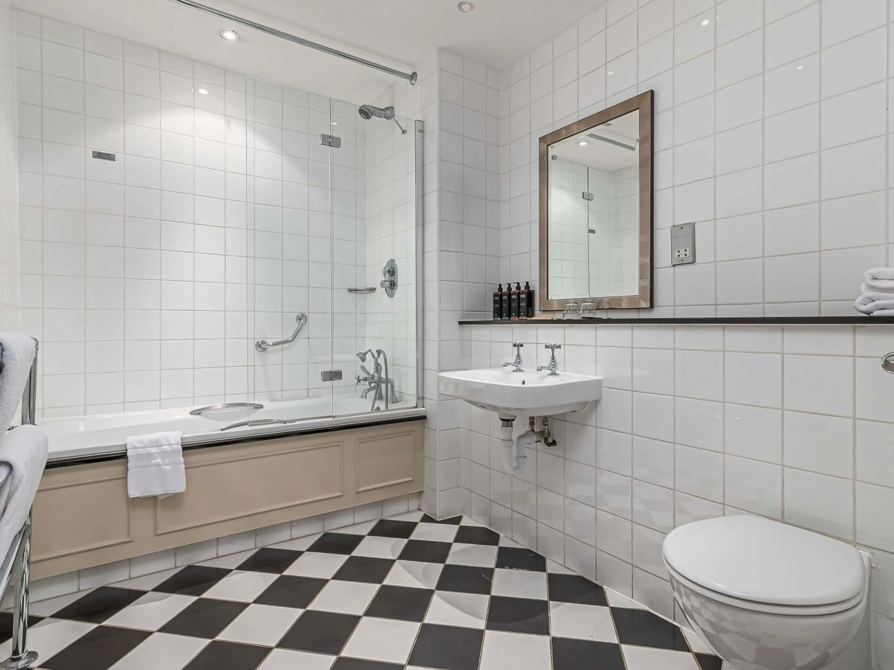 Bedroom in Mercure Salisbury White Hart Hotel & Apartments