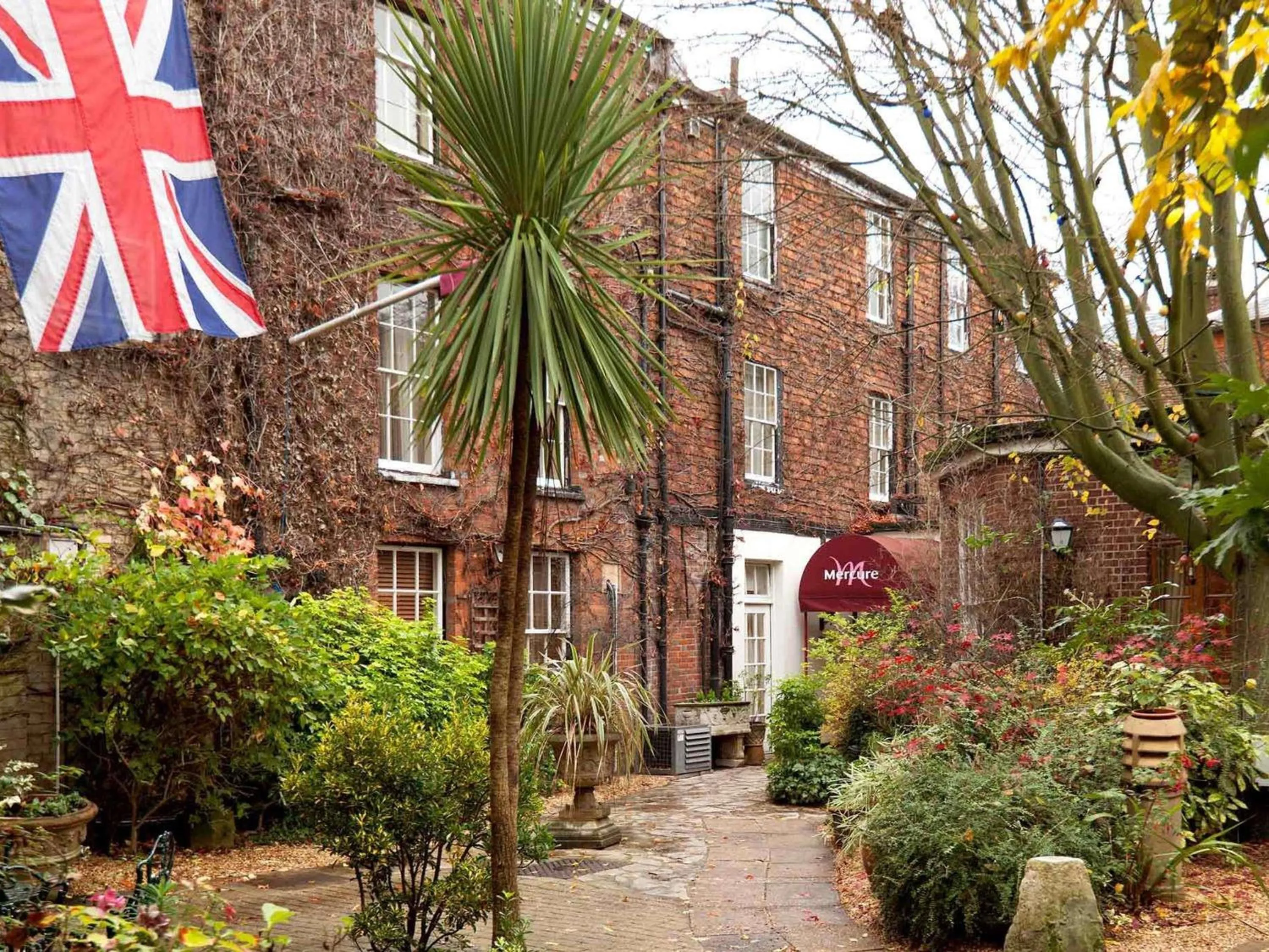 Property building in Mercure Salisbury White Hart Hotel & Apartments