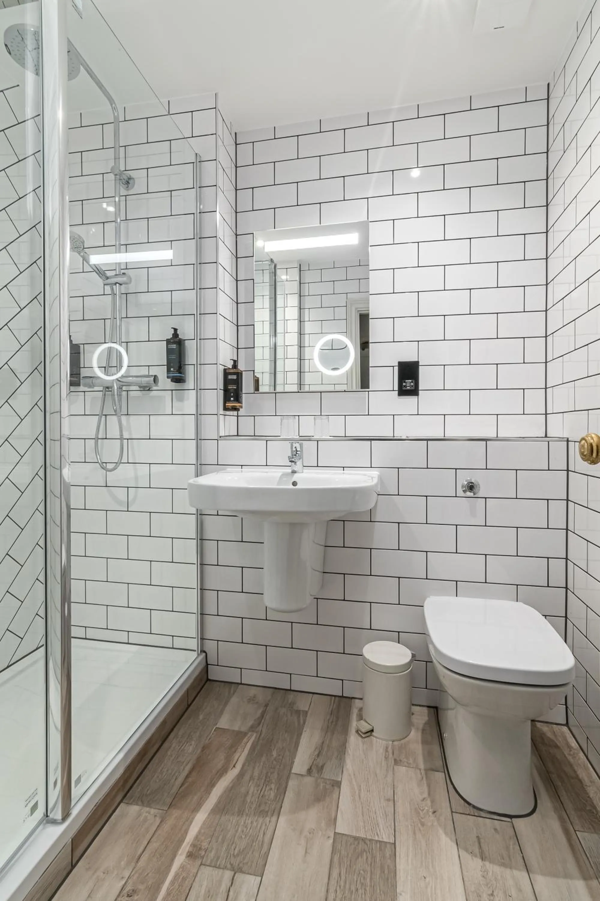 Bathroom in Mercure Salisbury White Hart Hotel & Apartments