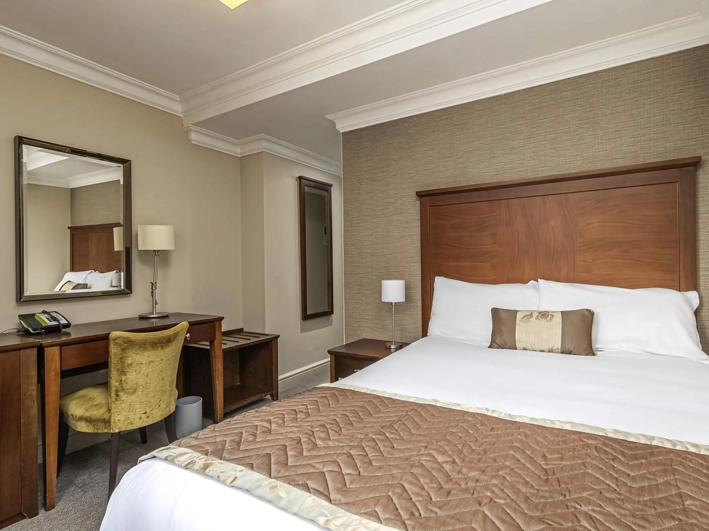 Bedroom, Bed in Mercure Salisbury White Hart Hotel & Apartments