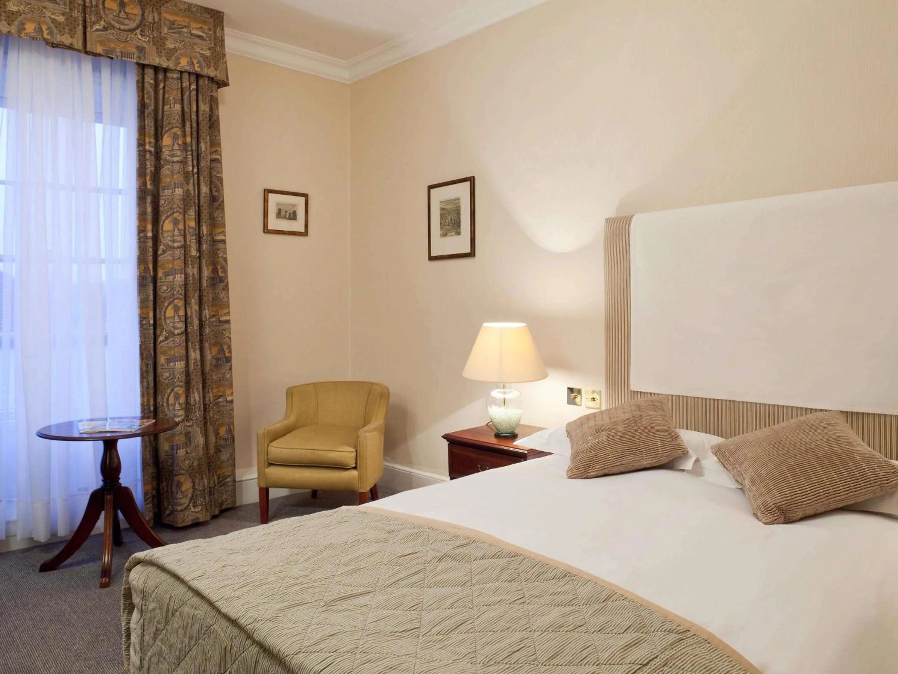 Bedroom, Bed in Mercure Salisbury White Hart Hotel & Apartments