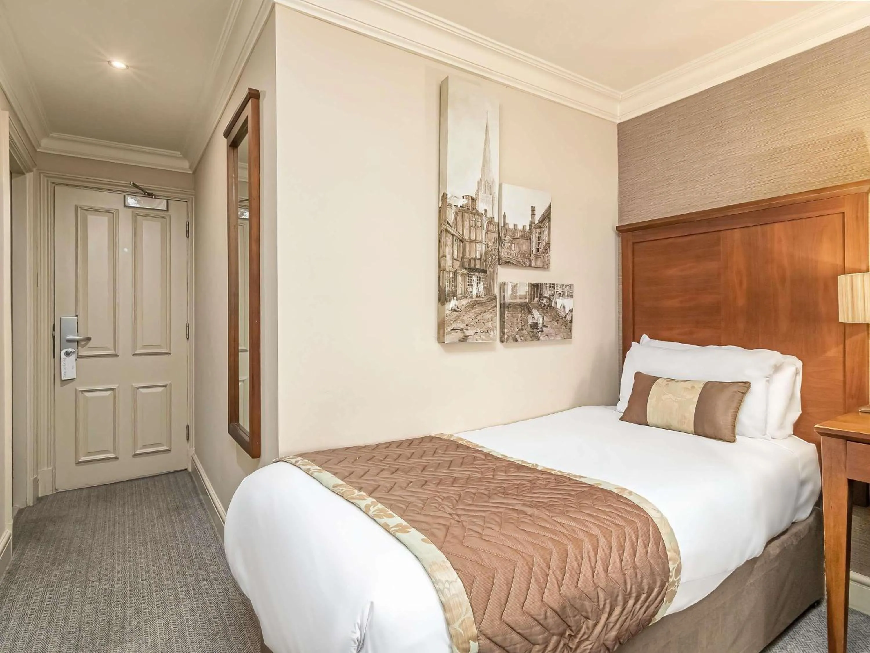 Bedroom, Bed in Mercure Salisbury White Hart Hotel & Apartments