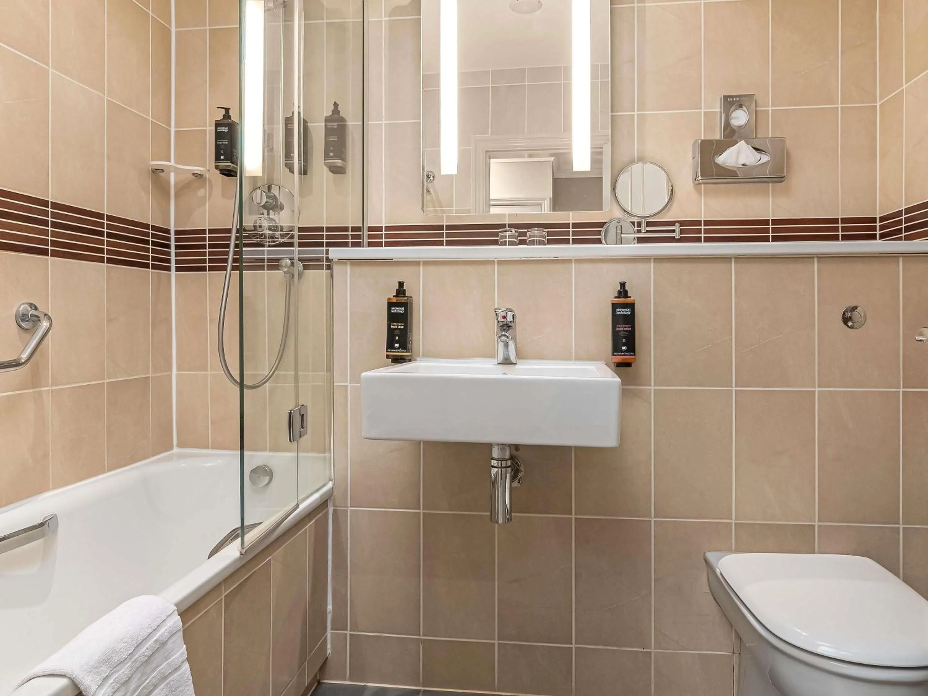 Bedroom in Mercure Salisbury White Hart Hotel & Apartments