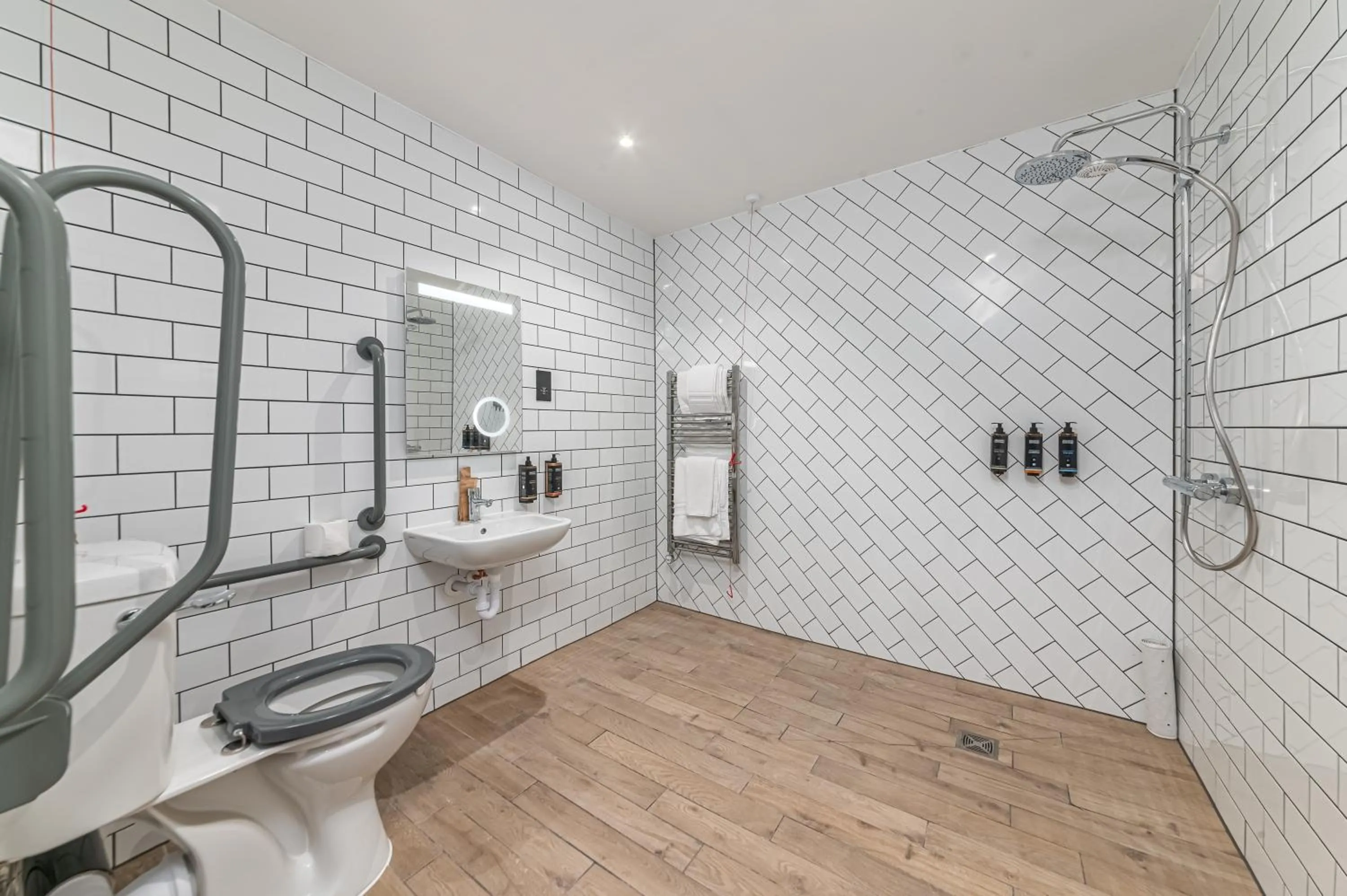 Shower in Mercure Salisbury White Hart Hotel & Apartments