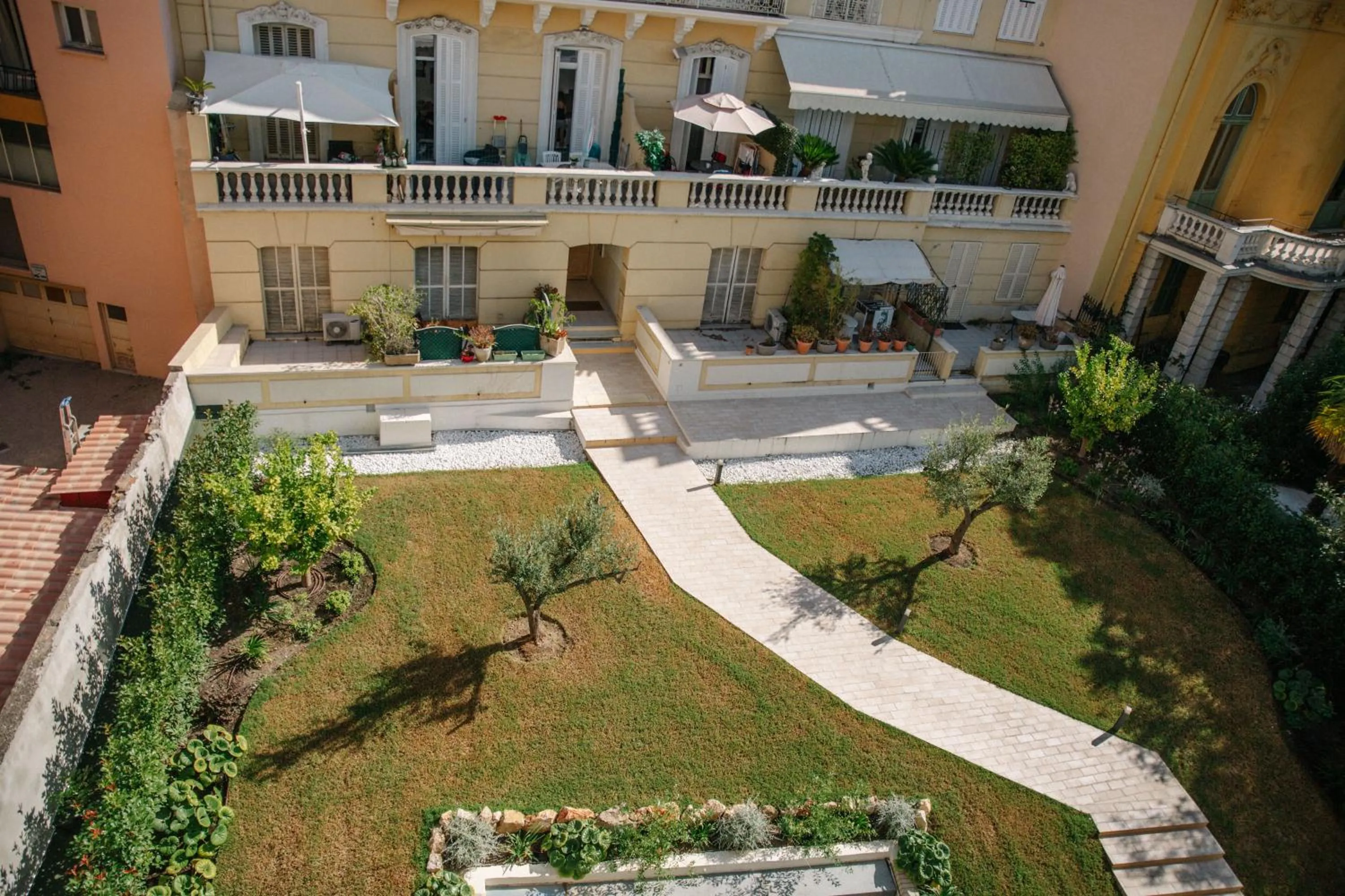 Garden view in Résidence Châteauneuf