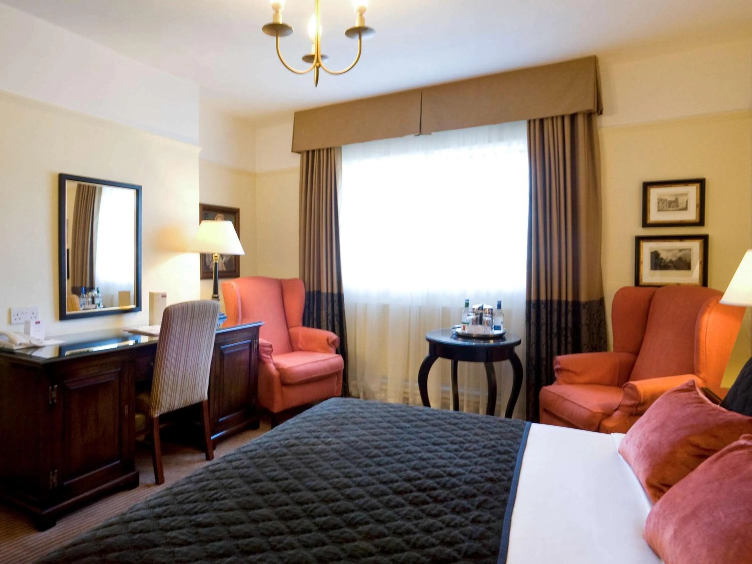 Photo of the whole room in Mercure Stratford Upon Avon Shakespeare Hotel