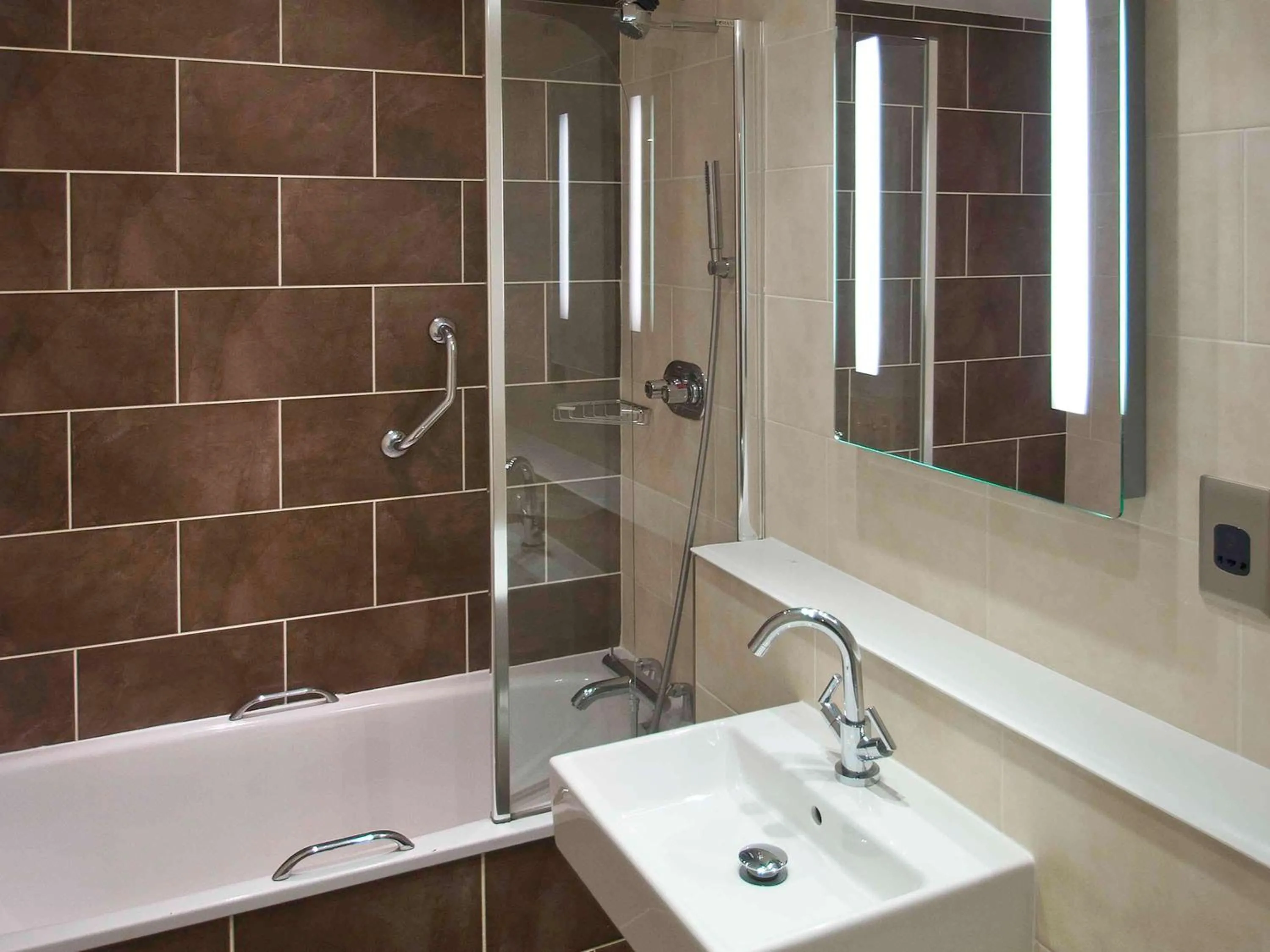 Photo of the whole room, Bathroom in Mercure Stratford Upon Avon Shakespeare Hotel