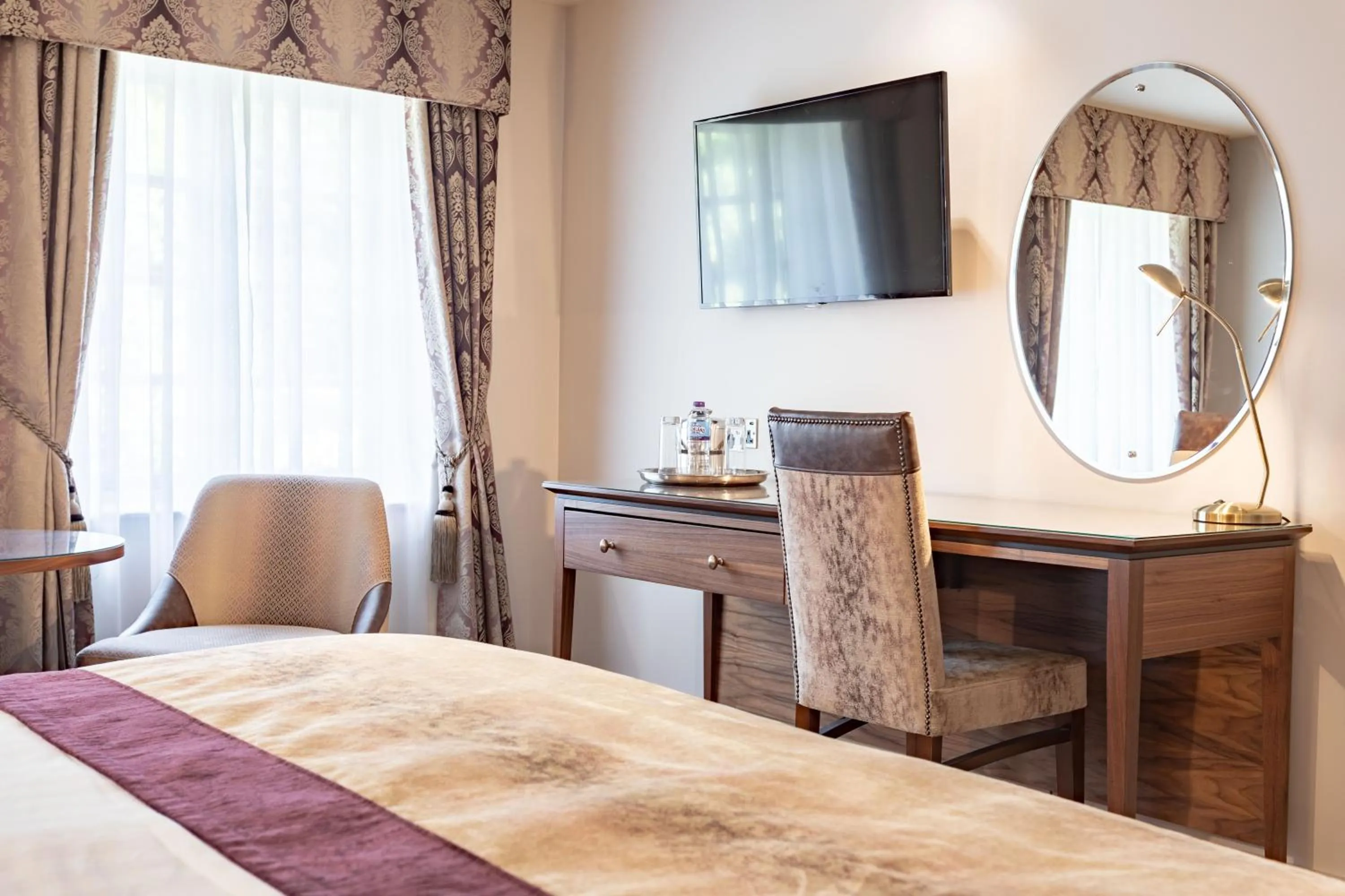 Bedroom, Bed in Swan's Nest Hotel