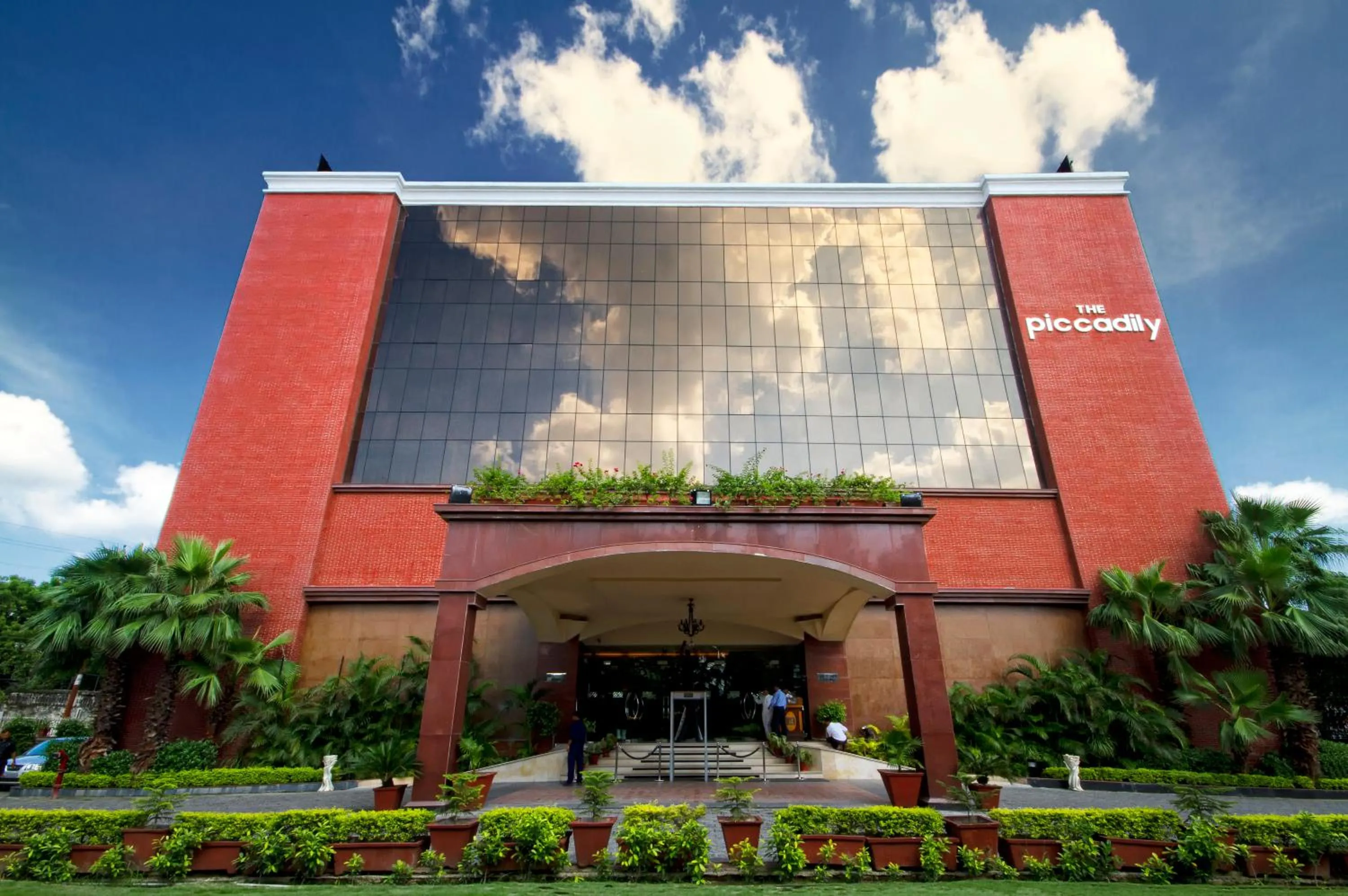 Facade/entrance in The Piccadily